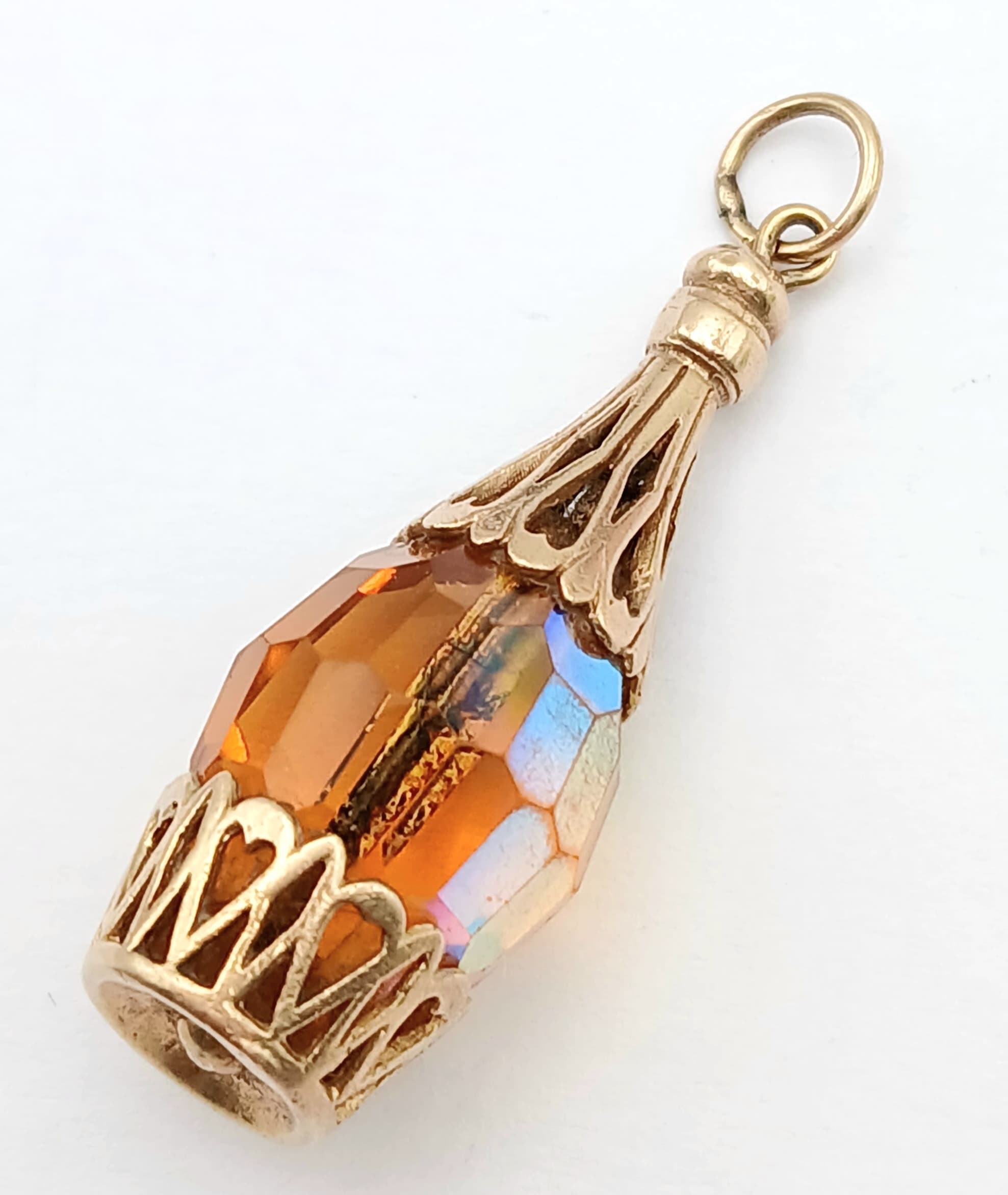 Fully Hallmarked 9 CARAT GOLD ‘WINE CARAFE’ PENDANT. 5.14 Grams. 3.5 cm Drop. Please see pictures.