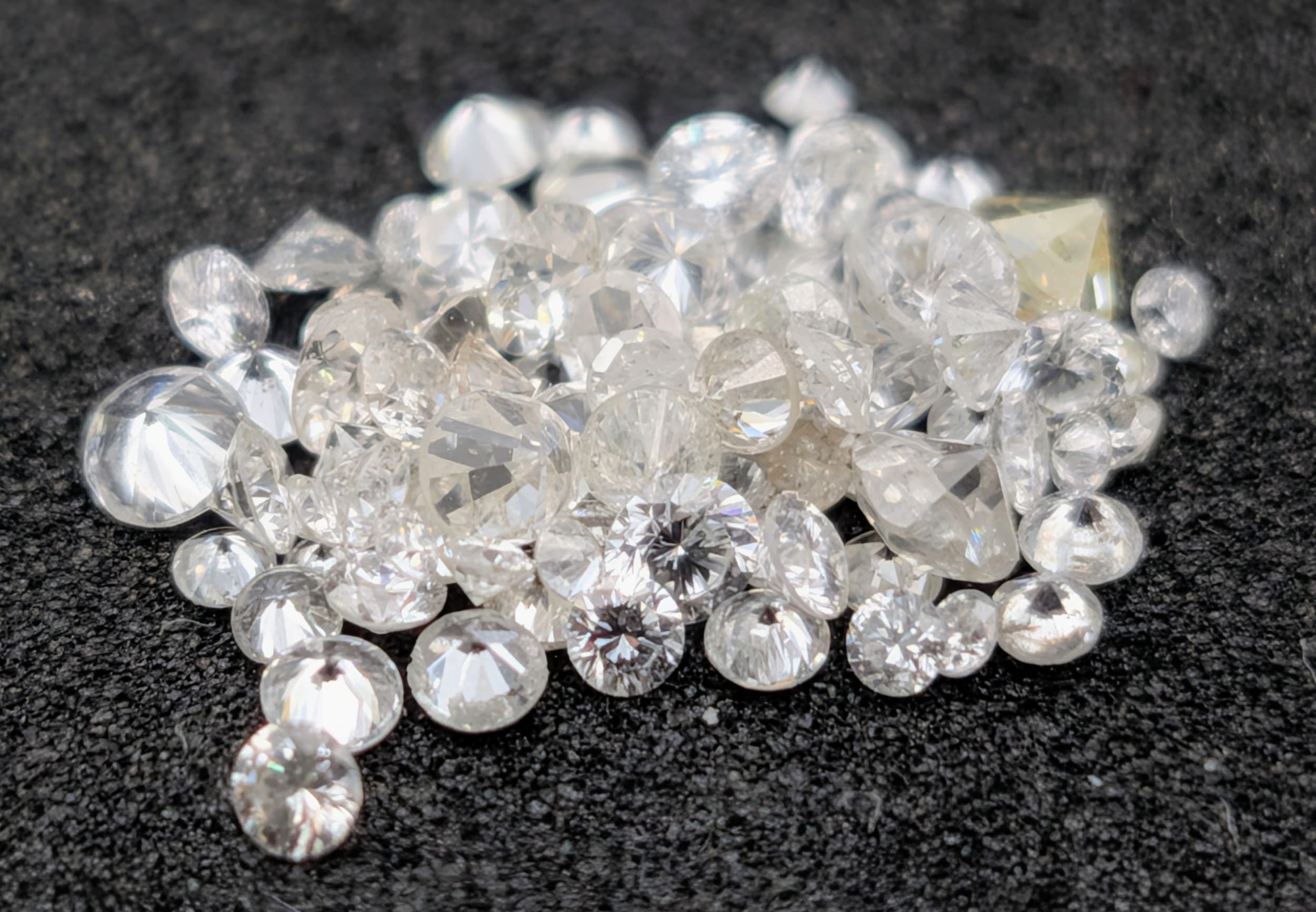 A PARCEL OF NATURAL ROUND BRILLIANT CUT DIAMONDS. 1.02CT WEIGHT. ABSC 2003