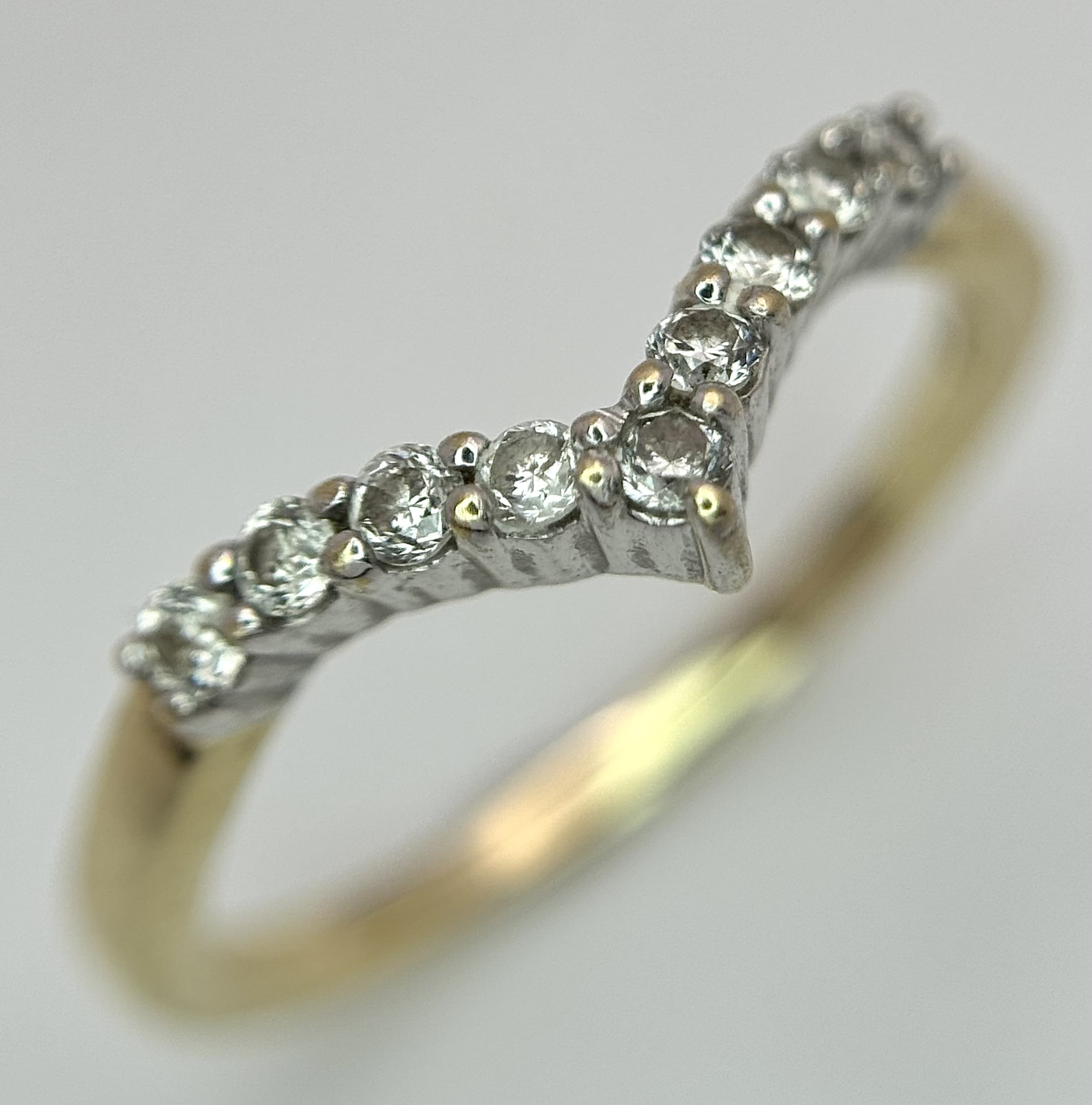 A 9K YELLOW GOLD, DIAMOND SET, WISHBONE RING. 0.26CT WEIGHT. TOTAL WEIGHT 1.8G, SIZE N. SC 9008