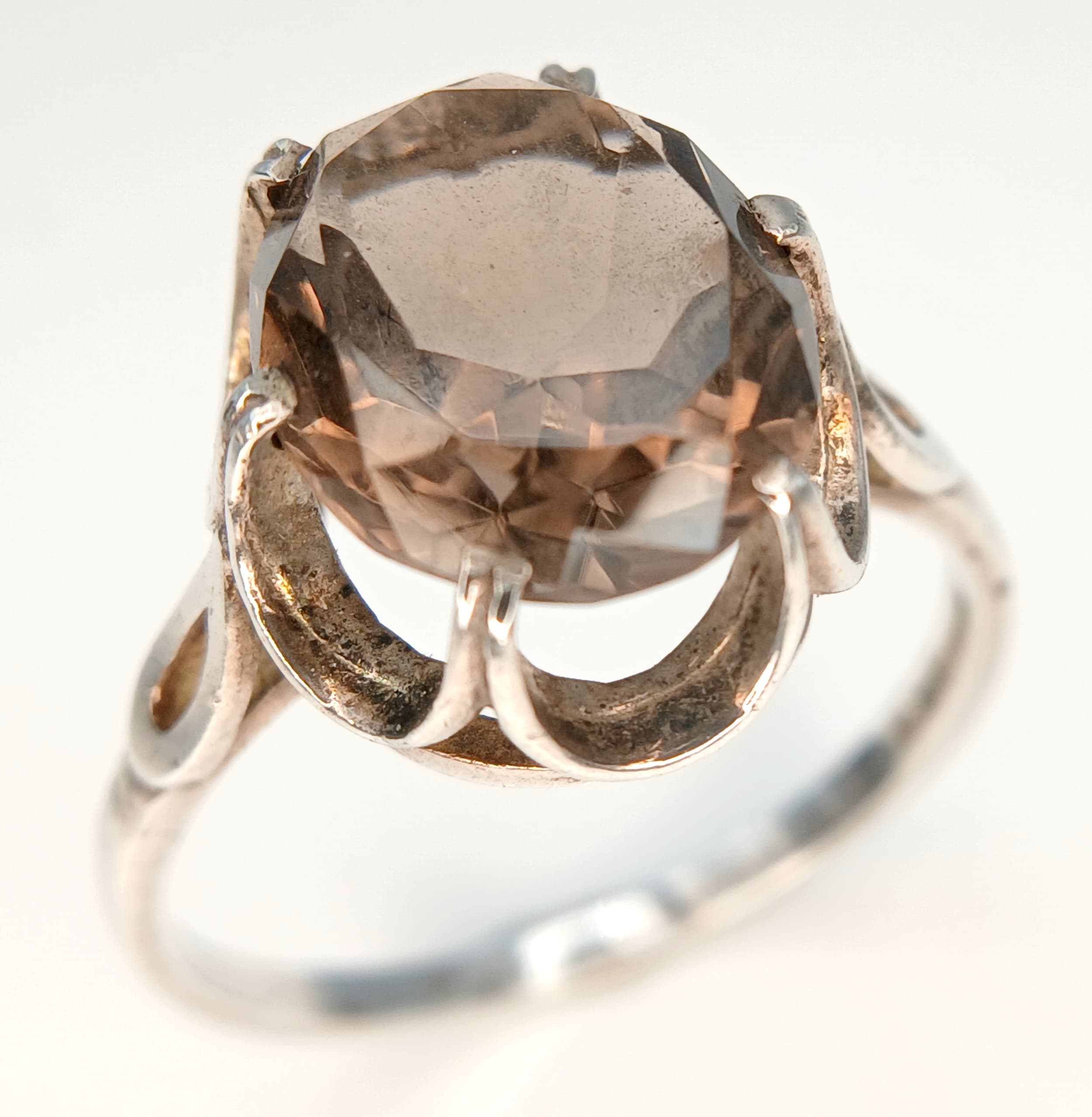 Impressive Vintage SMOKEY QUARTZ SOLITAIRE RING. Consisting a Large (3 carat) Oval Cut Smokey Quartz Gemstone set in fully Hallmarked SILVER. Size S - S 1/2. Please see pictures.