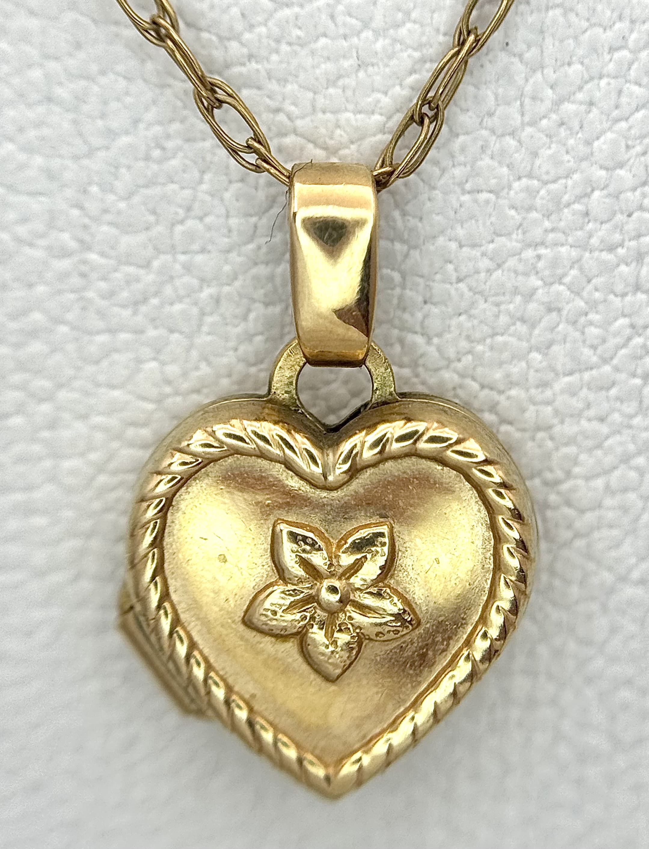 A 9K Yellow Gold Heart Locket Pendant on a 9K Yellow Gold Disappearing Necklace. 15mm and 48cm. 1.4g.