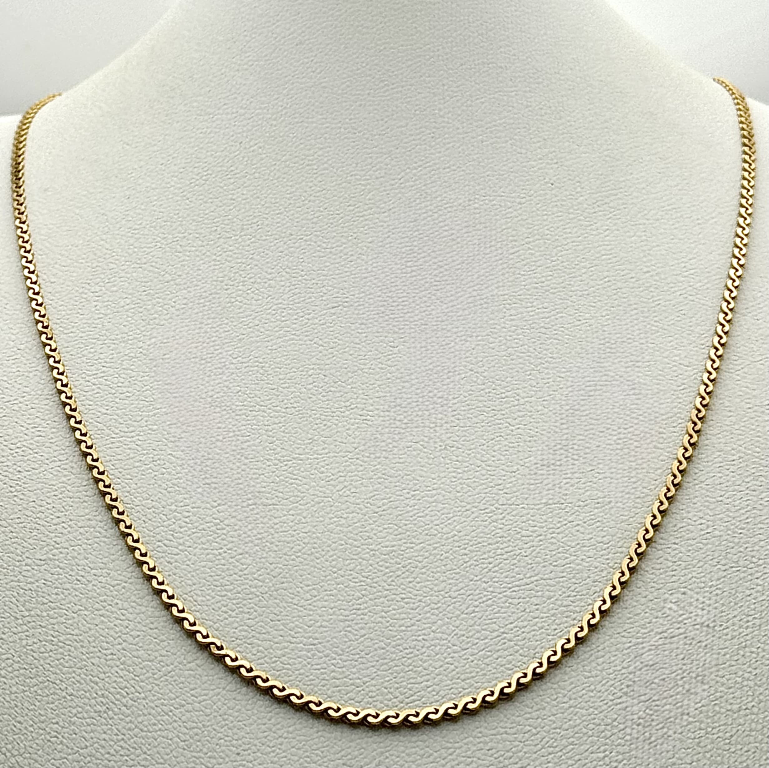 A 9K Yellow Gold D 'S' Link Chain/Necklace. 40cm. 3.9g.