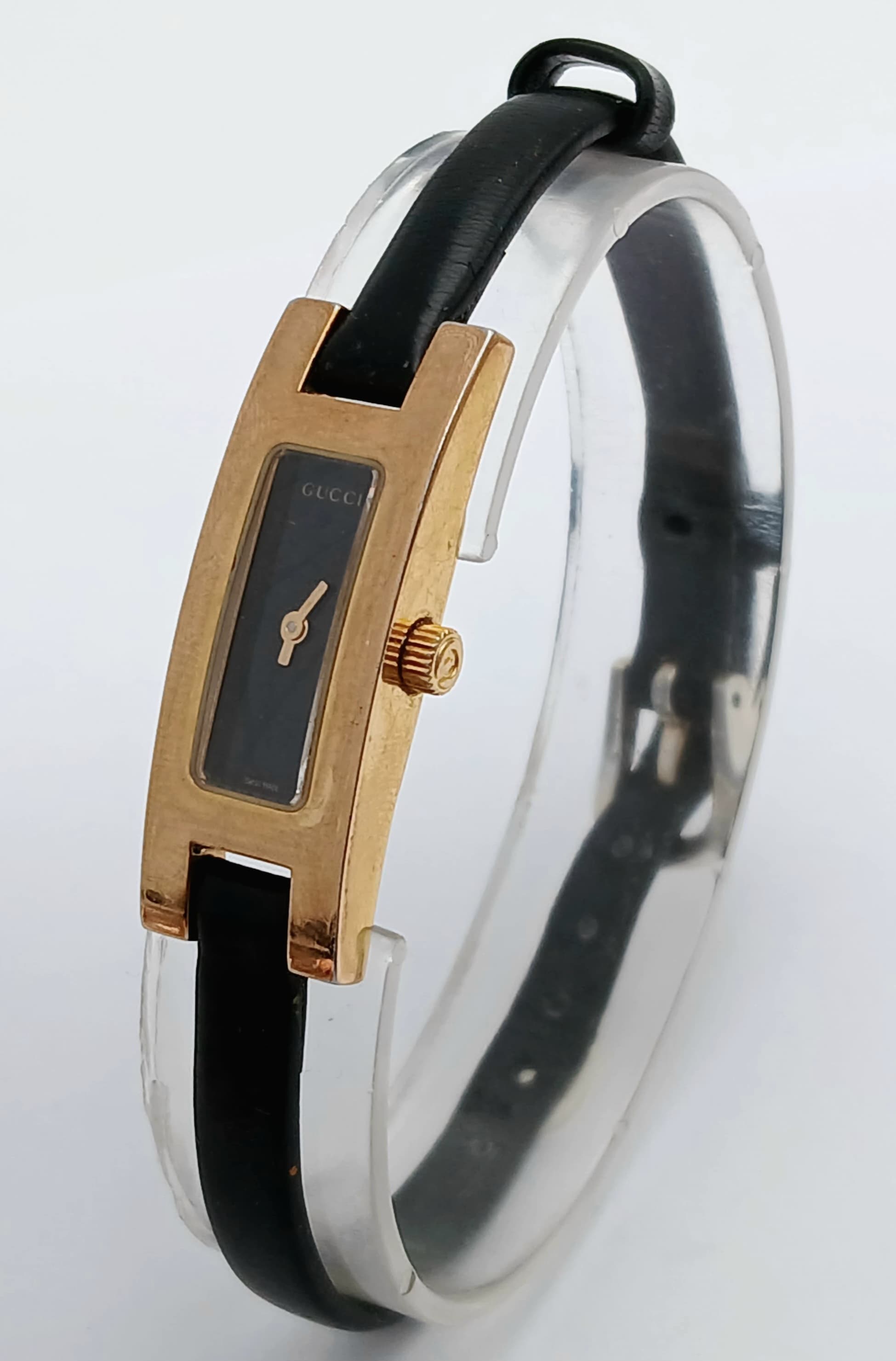 A GUCCI, GOLD TONE, BLACK DIAL AND BLACK LEATHER STRAP WATCH. MODEL 3900L. IN FULL WORKING ORDER. S/A 1629 - 1