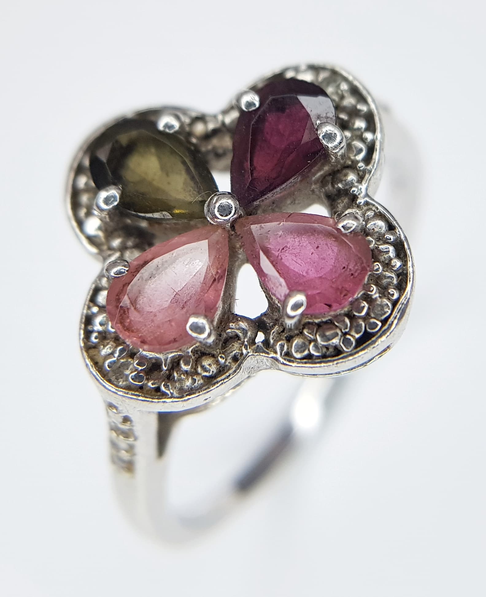 Fascinating SILVER RING from The Genuine Gemstone Company. Clover Shaped Mount Set with DIFFERENT SHADES of AMETHYST to include Rose de France etc. Size R 1/2.