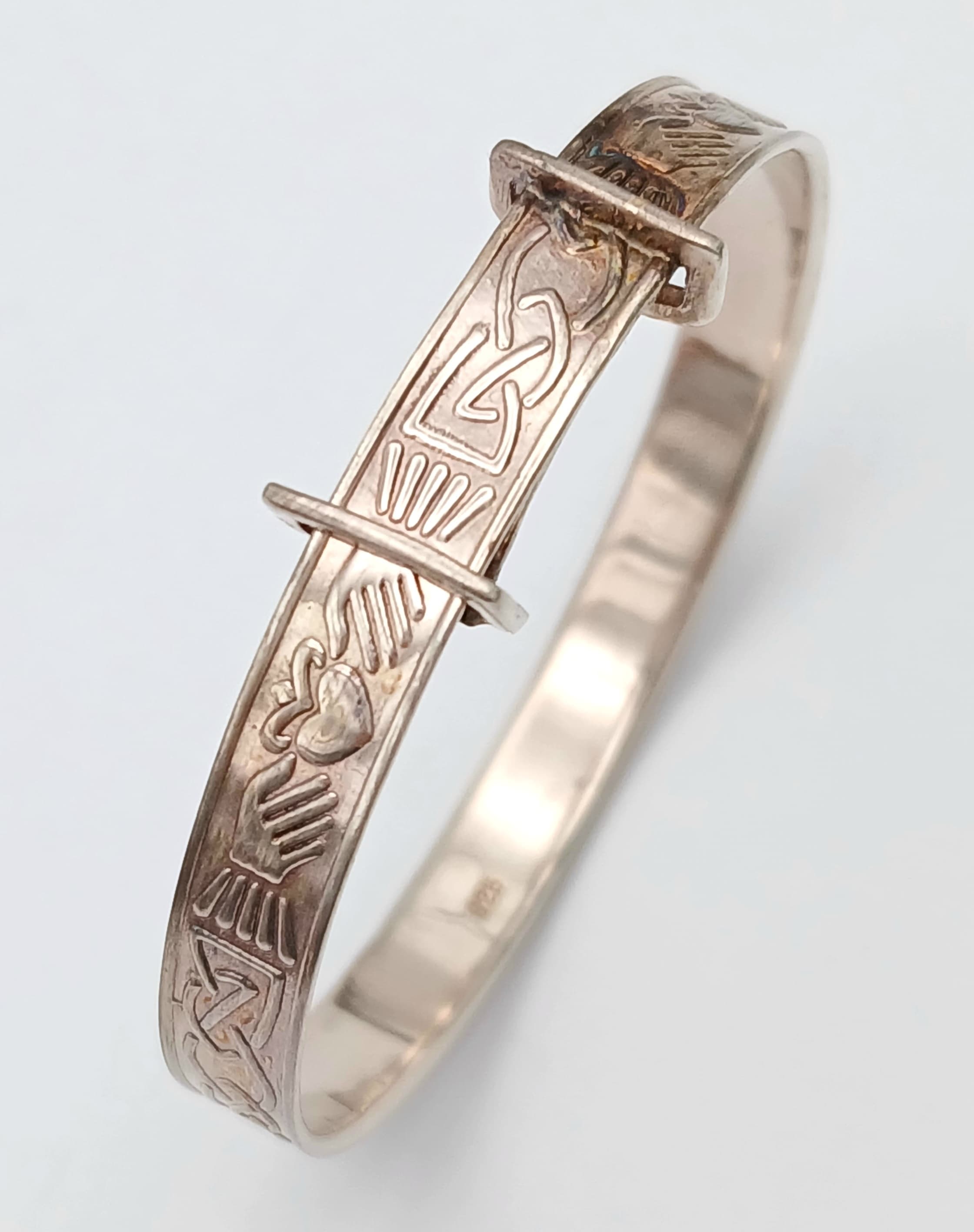 Baby’s SILVER BANGLE by jewellery Designer Trevor Hobbs. New and unworn. Ideal Christening Gift. Complete with the original case. Please see pictures.