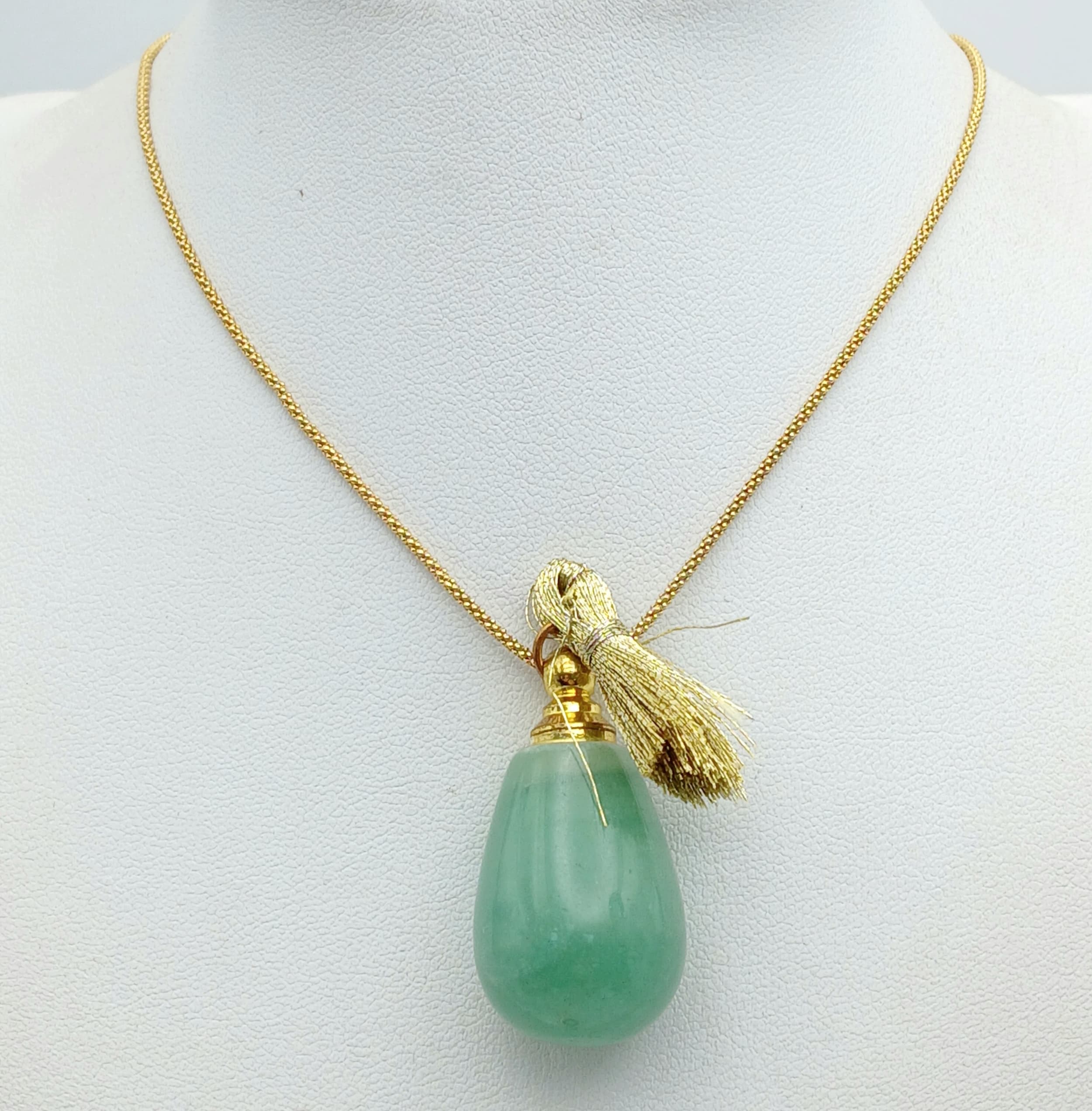 A Fabulous Jade Pear-Shaped Snuff Bottle Pendant on a 9K Gold Lattice Link Chain/Necklace. Chain - 2.4g. 3cm pendant.43cm chain.