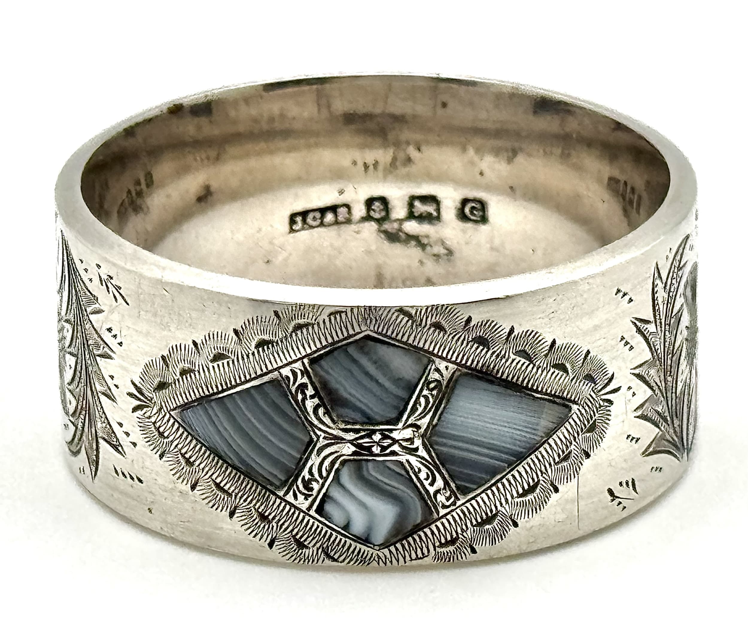 A Vintage Sterling Silver Napkin Ring with Inlaid Agate and Thistle Decoration. Birmingham hallmarks. 22.4g.