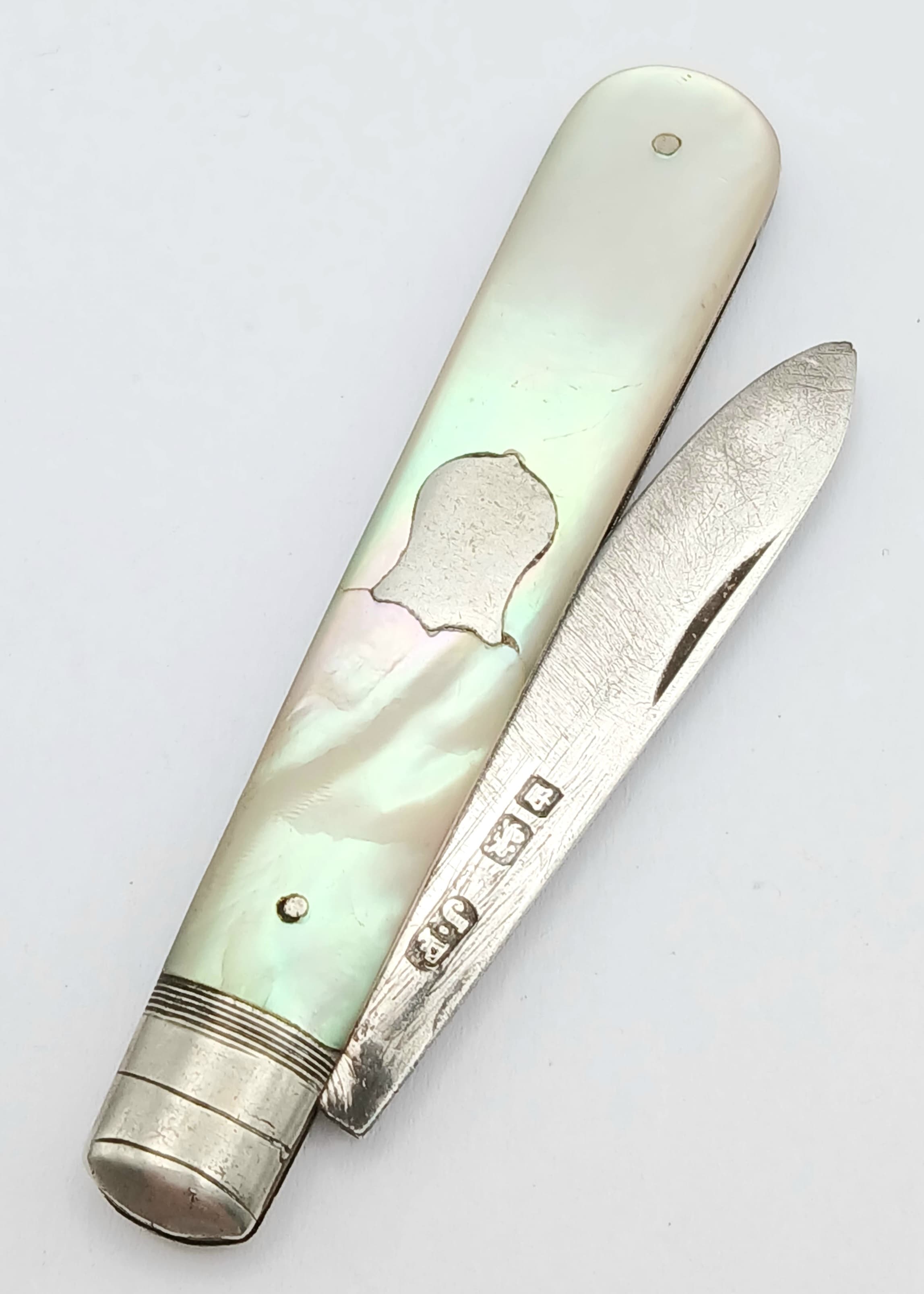 Antique SILVER BLADED FRUIT KNIFE. Mother-of-pearl handle.Hallmark for James Fenton, Sheffield circa 1890. Approx 11.7 cm with Blade Open. Please see pictures.