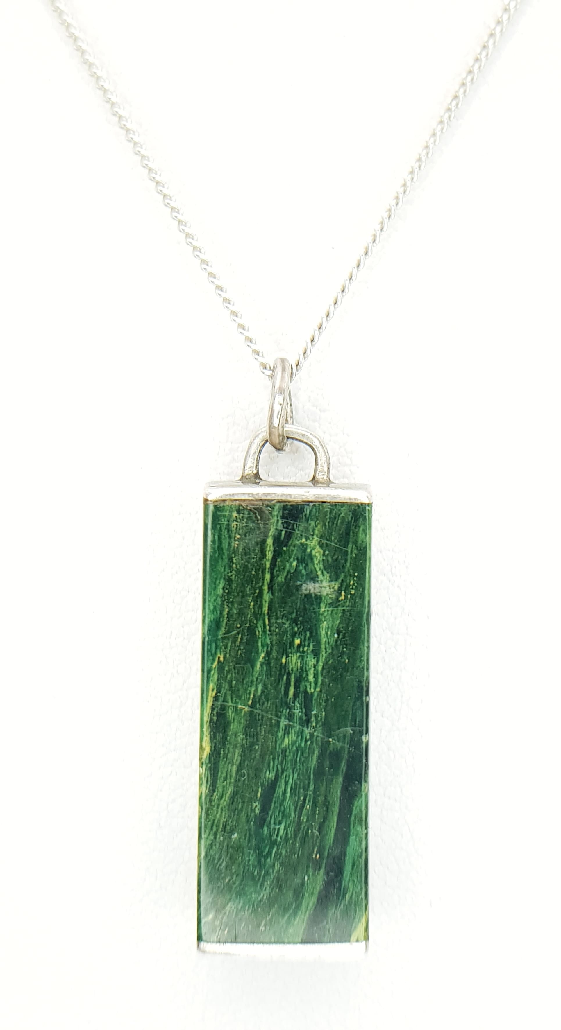 A vintage 925 silver banded Agate pendant on a silver necklace. Total weight 8.3G. Total length 46cm.