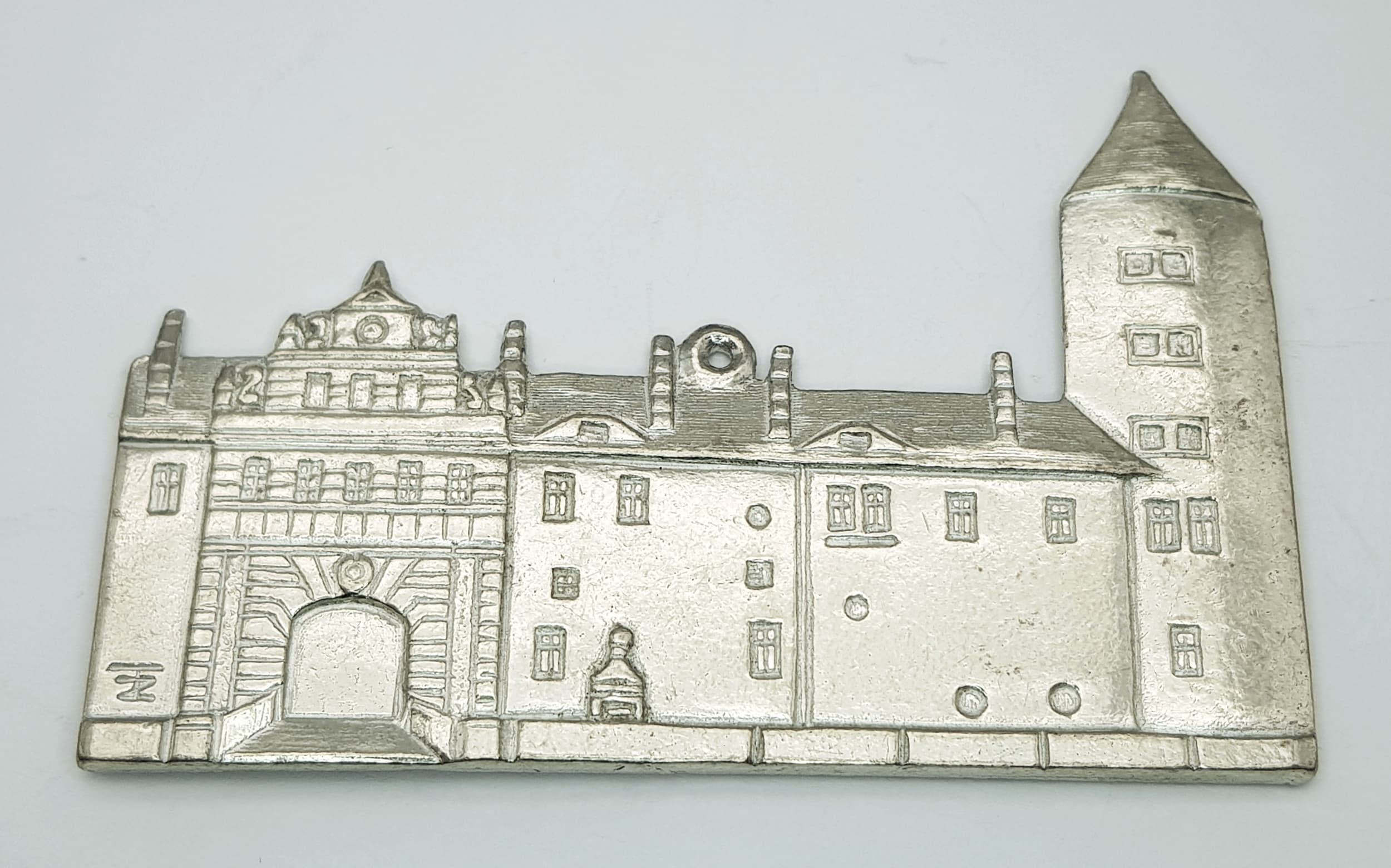 A large silver (tested) castle charm with lovely details engraving. Total weight 24.5G. Length 7.5cm