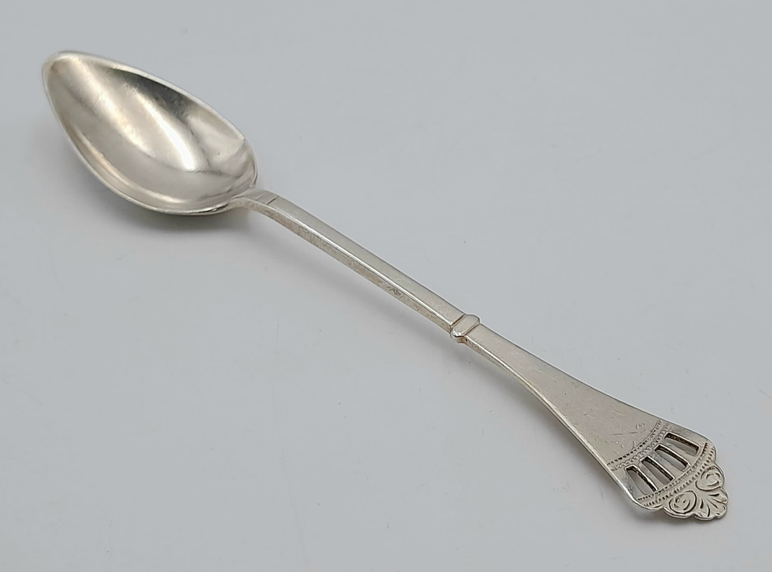 A vintage silver teaspoon. Total weight 7.5G. Total length 11cm. Please see photos.