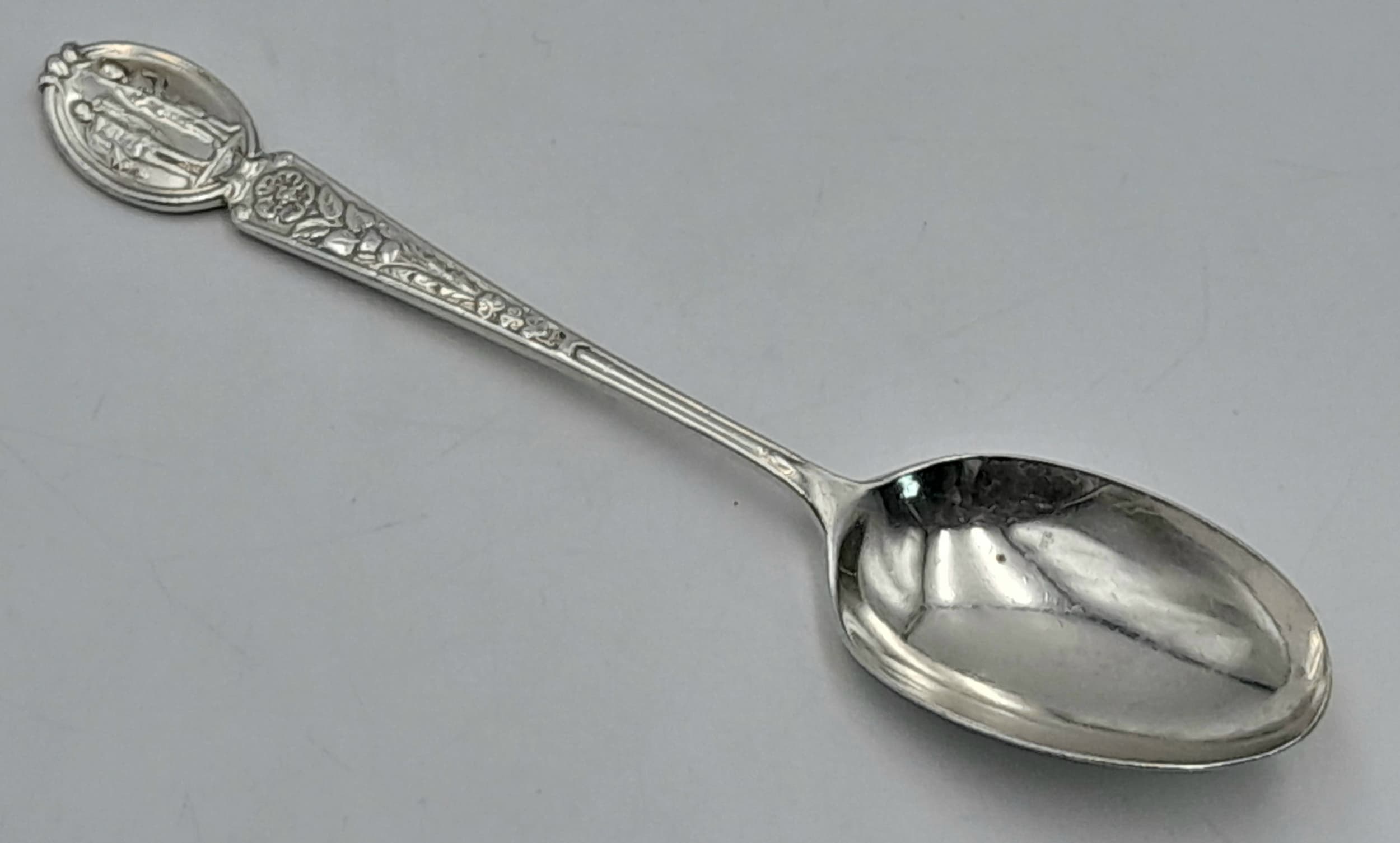 An antique sterling silver teaspoon. Full Birmingham hallmarks, 1914. Total weight 29.9G. Total length 15cm.