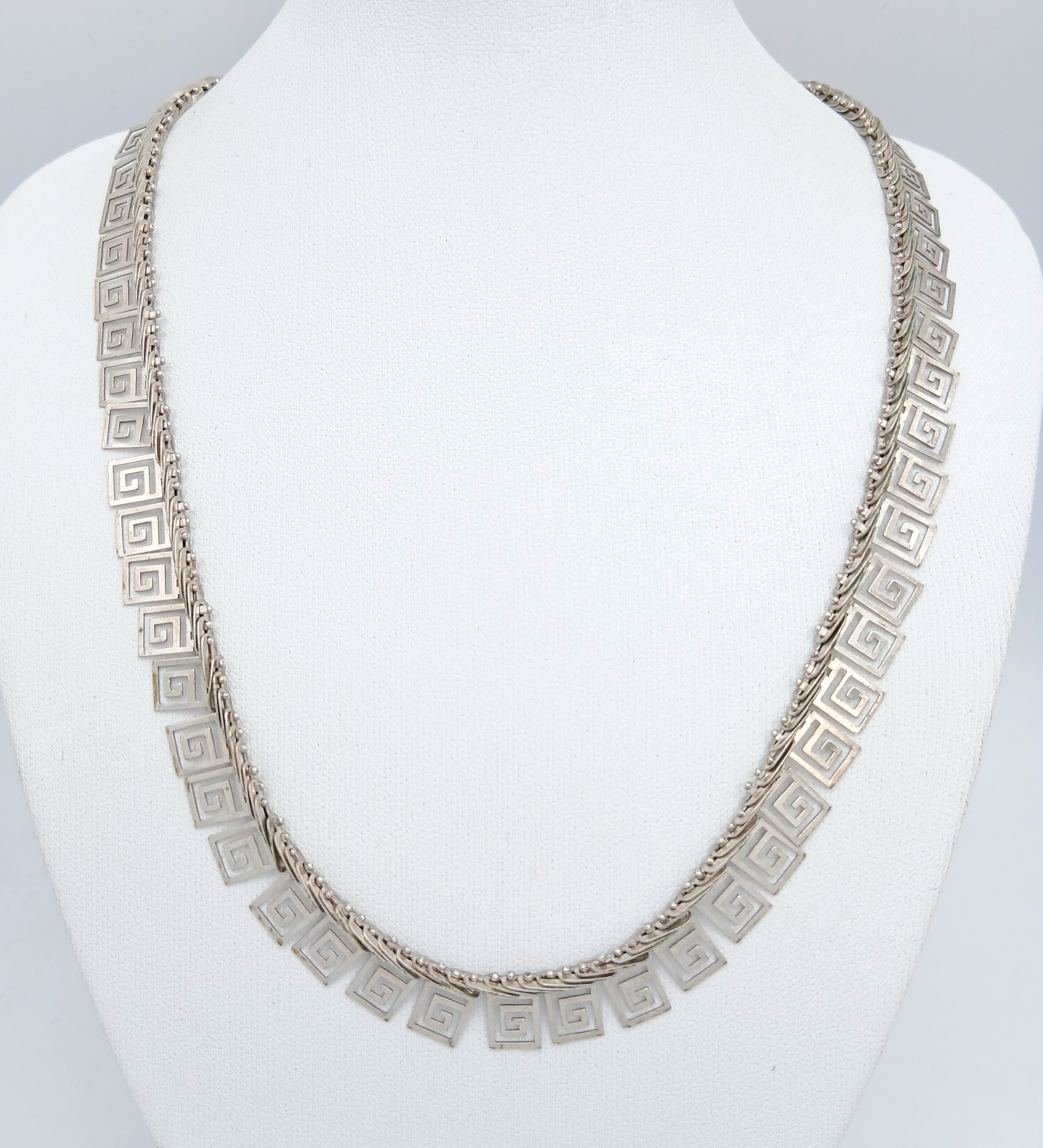 A stunning 925 Sterling Silver Greek Key Pattern Necklace. Approx 36cm length. Total weight 15.17g.