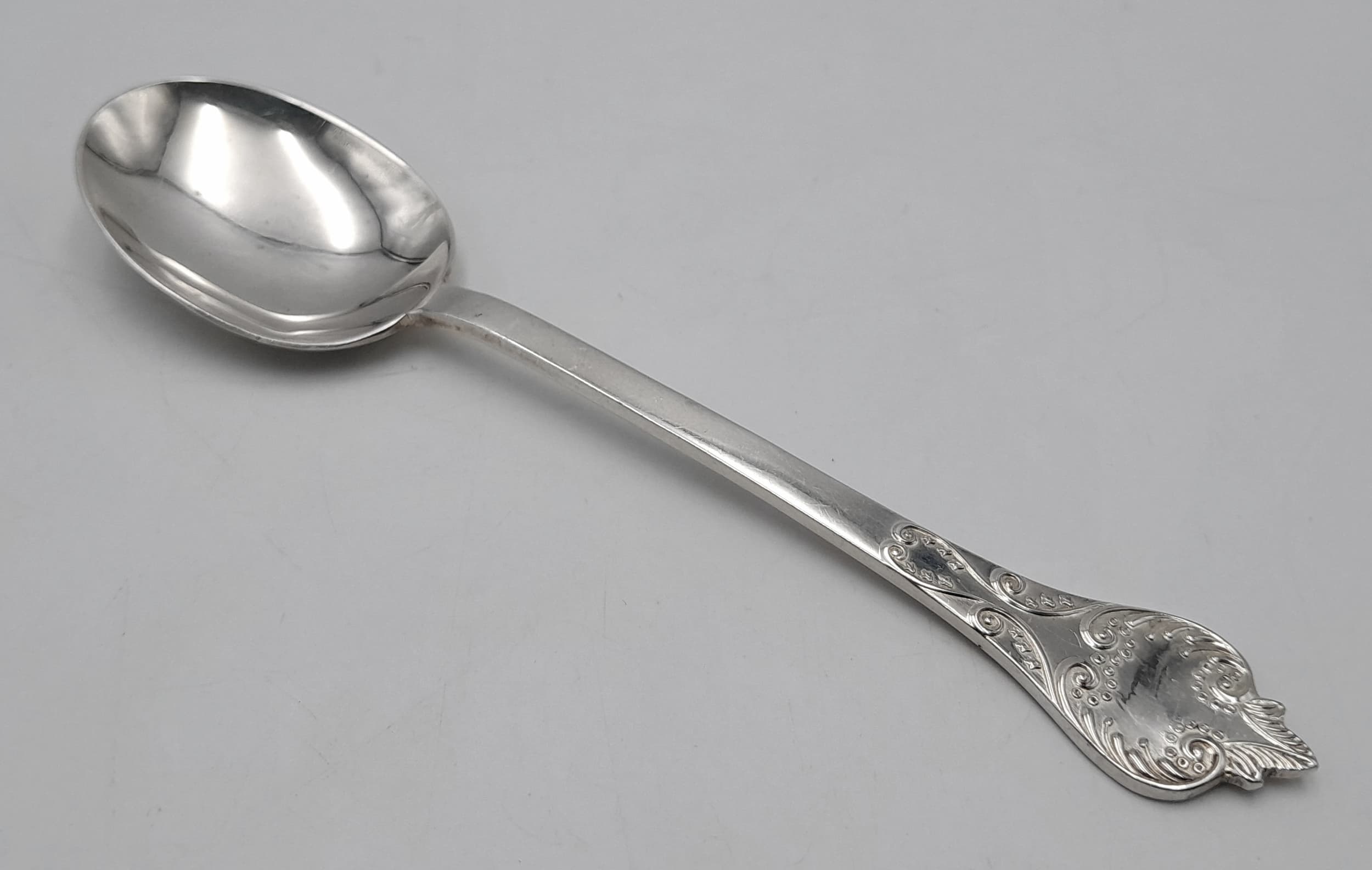 A vintage Victorian sterling silver spoon with stunning floral motif decoration. Full Shefiifeld hallmarks, 1977. Total weight 26.5G. Total length 14.5G
