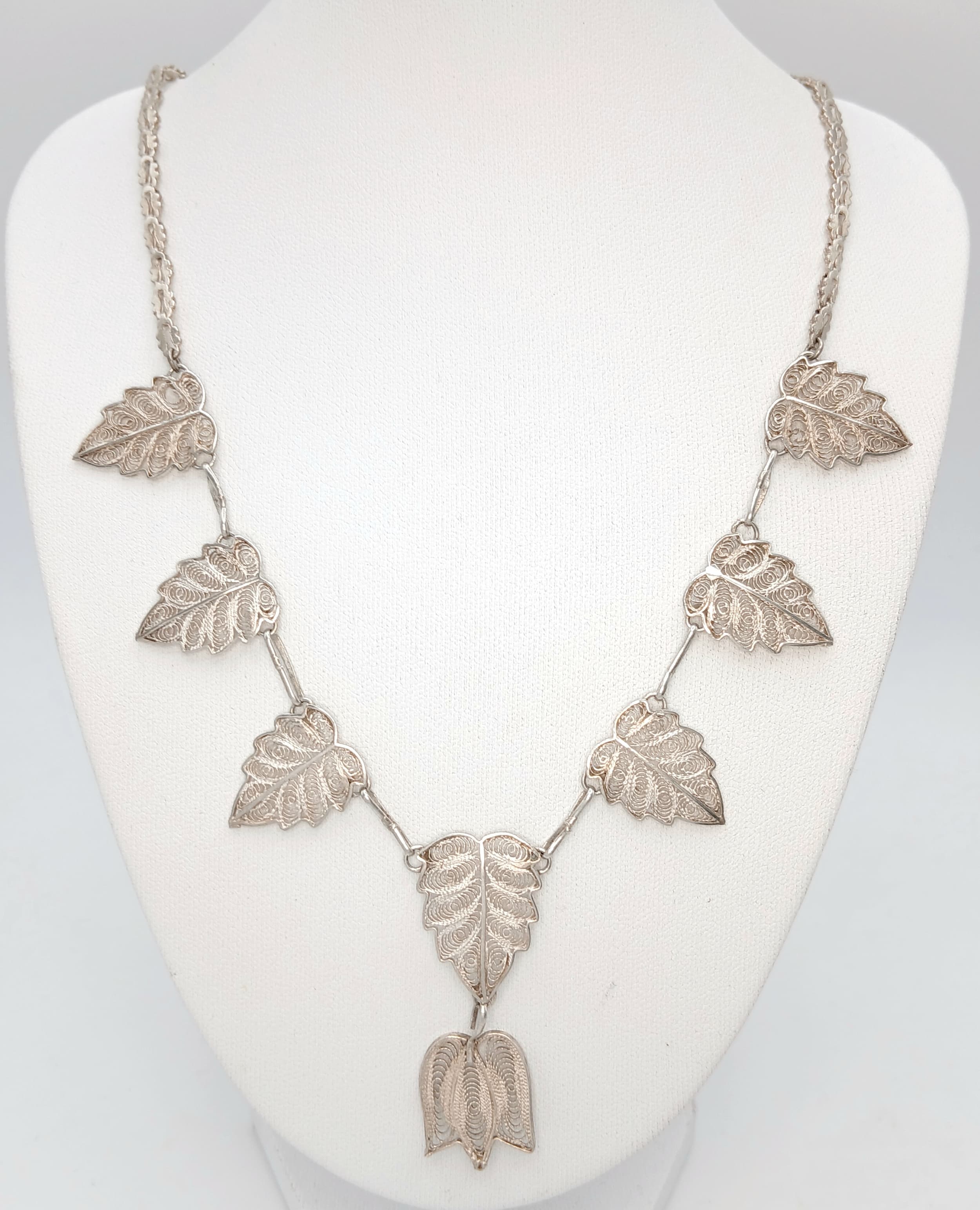 A well crafted Vintage Silver Leaf Detail Necklace. Approx 56cm length. Total weight 16.73g.