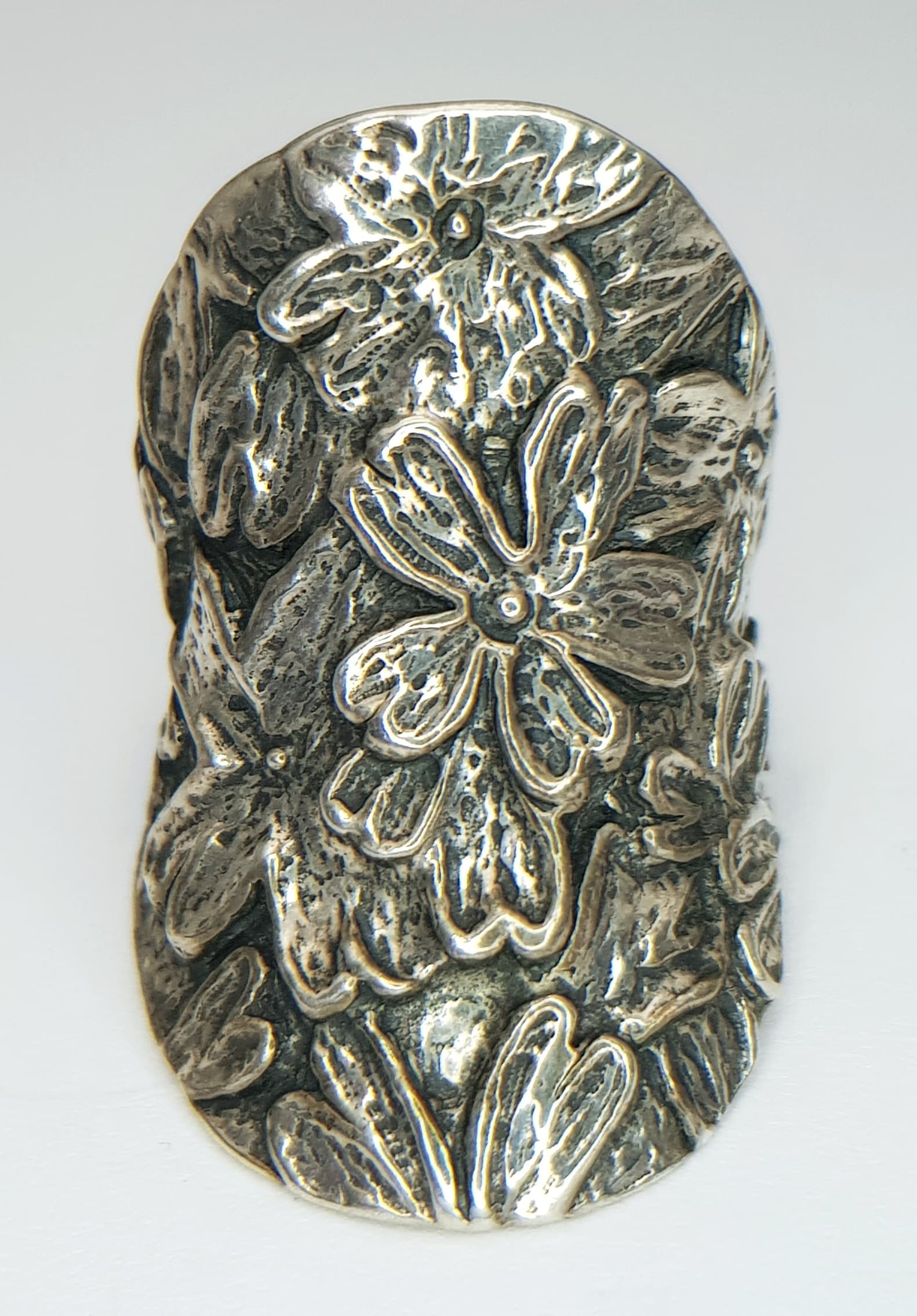 A stunning 925 silver ring with flower motif design. Total weight 12.5G. Size R. 4 X 2.5 cm