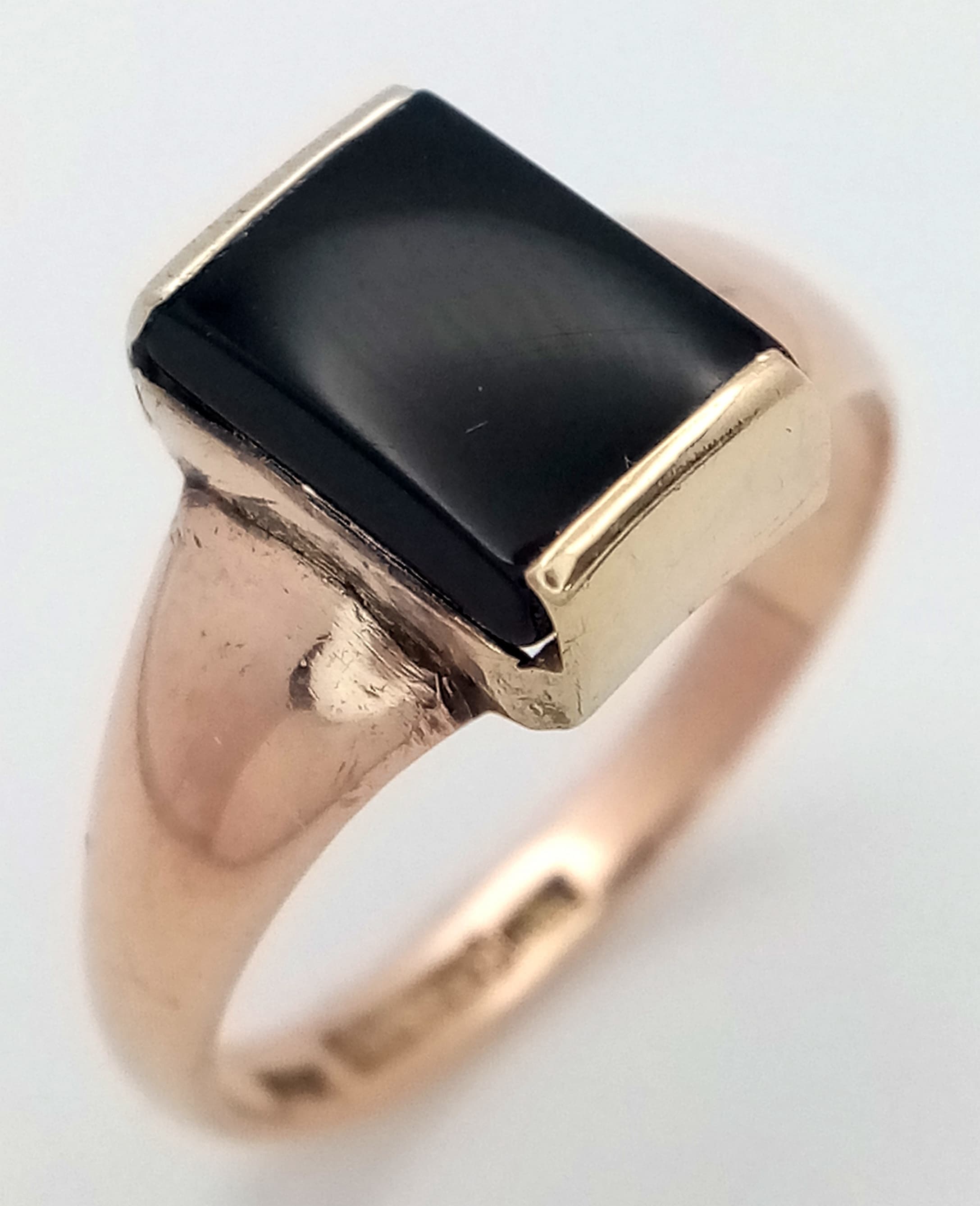 A 9K Gold Onyx Solitaire Ring. Size O 1/2, 2.6g total weight. Ref: NL22/4756