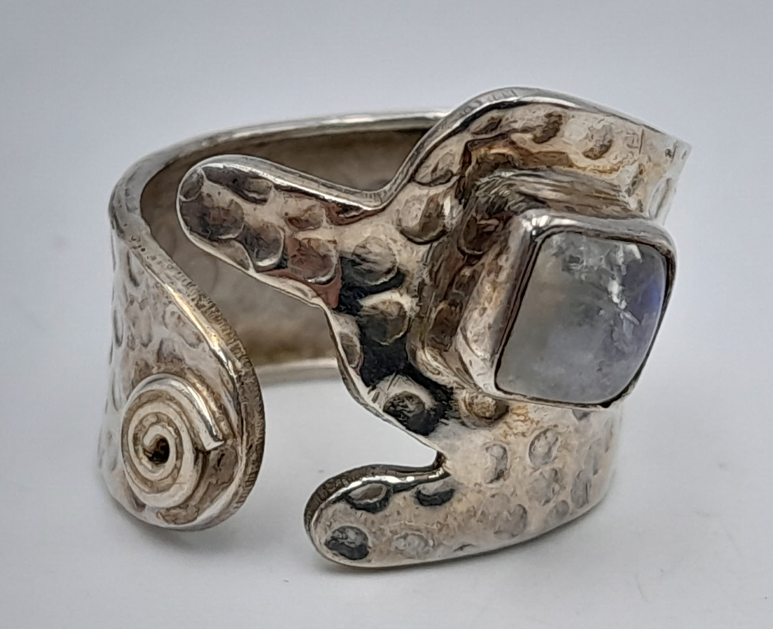 A large 925 silver Moonstone modernist design hammered band ring. Total weight 4.7G.