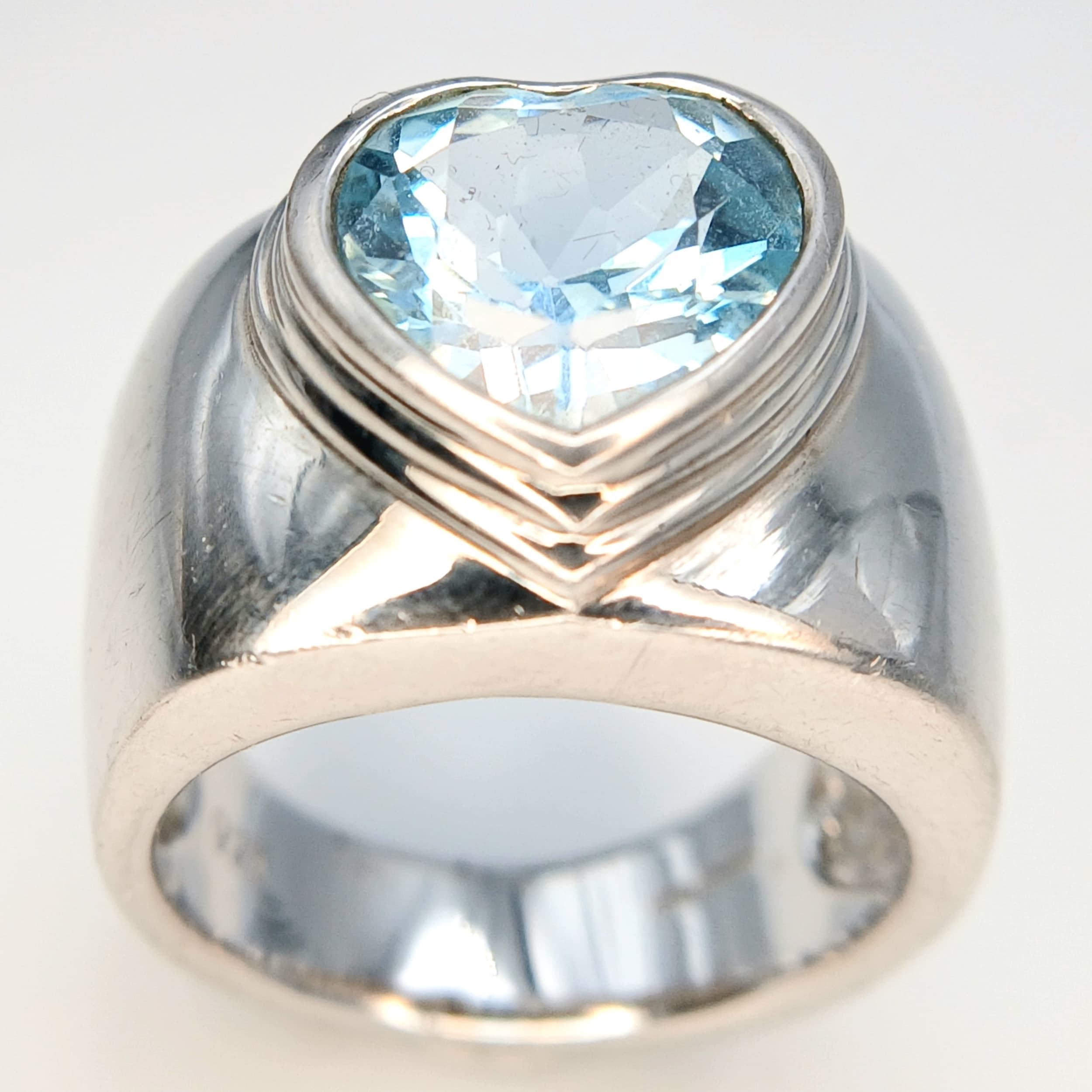A stunning 925 silver heart cut faceted Topaz ring. Total weight 9.3G. Size N.