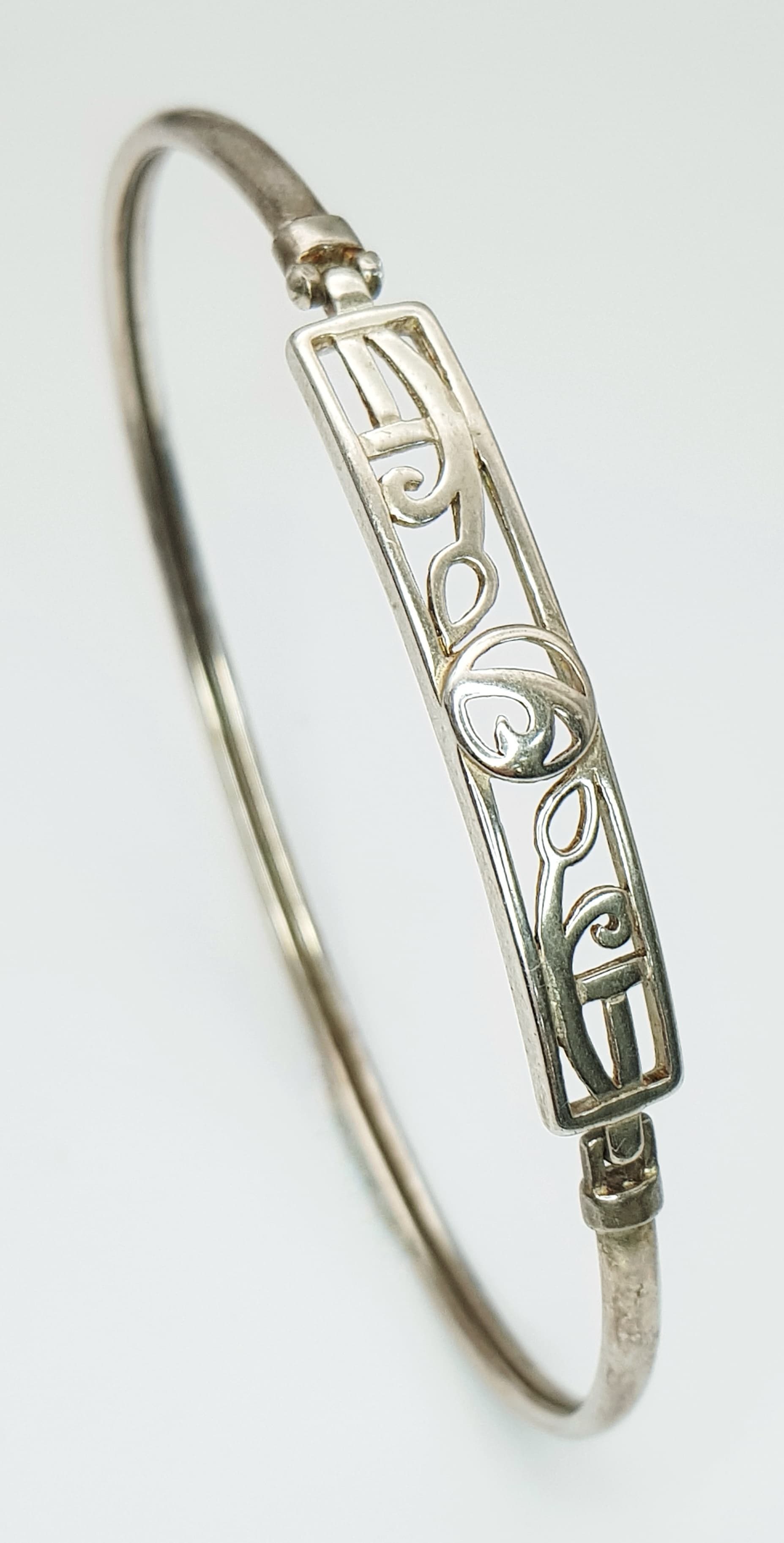 A vintage 925 silver Celtic click-on bangle. Total weight 5.1G. Inner length 7cm