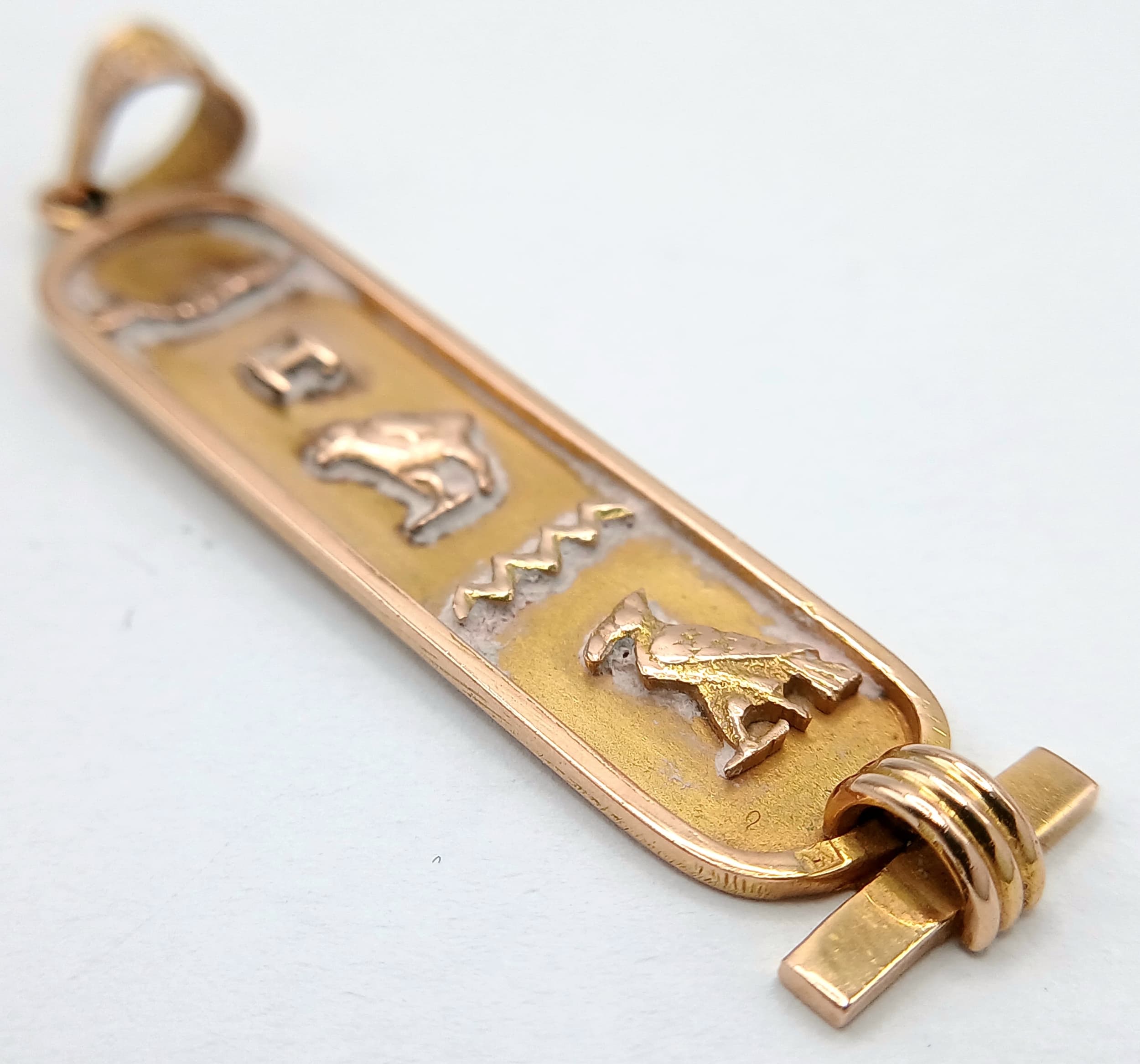 An 18K Yellow Gold Egyptian Symbol Pendant. 5cm. 3.45g.