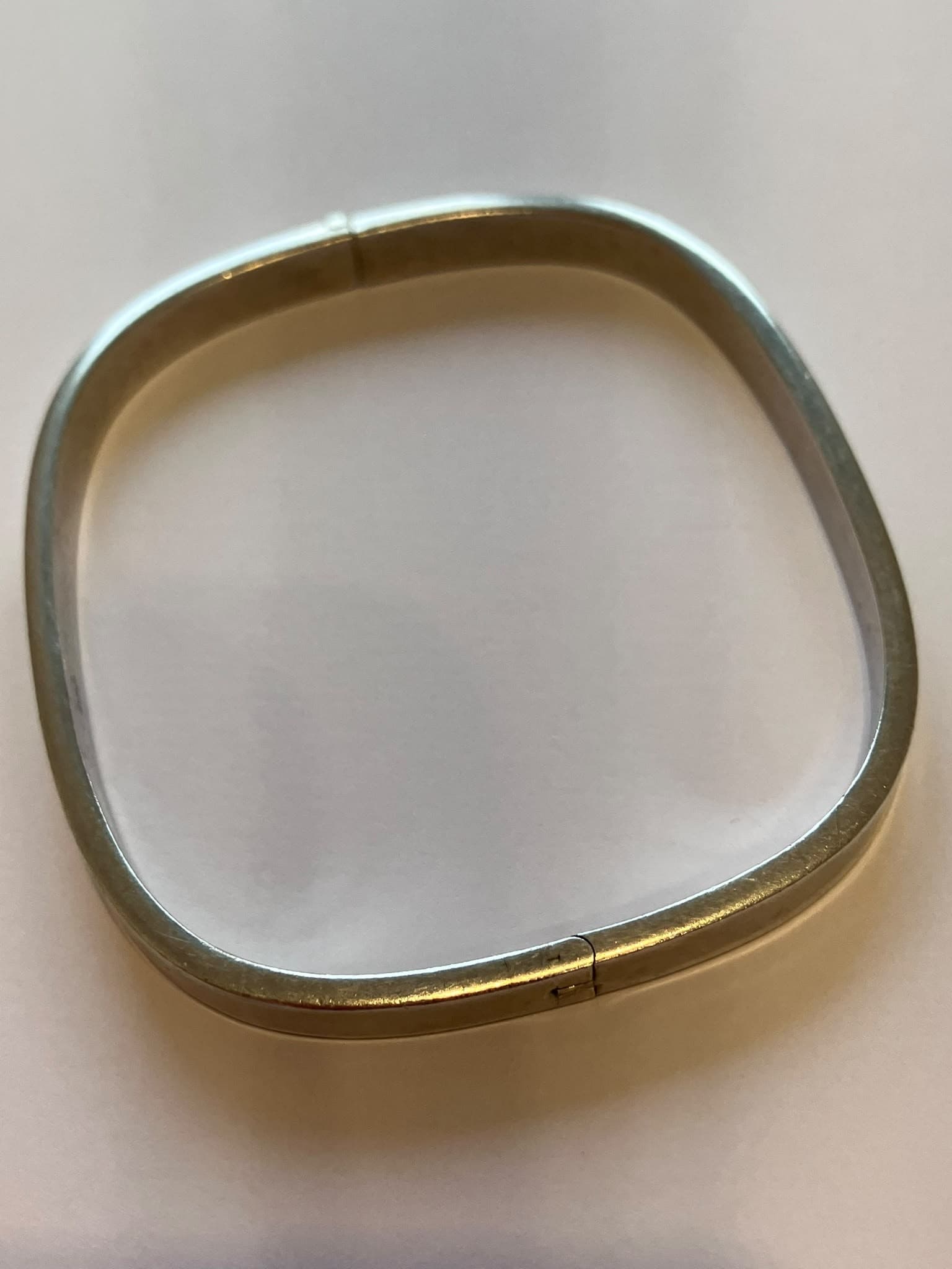 Classic SQUARE HINGED SILVER BANGLE. Full UK hallmark. 19.5 cm. Excellent condition, please see pictures.