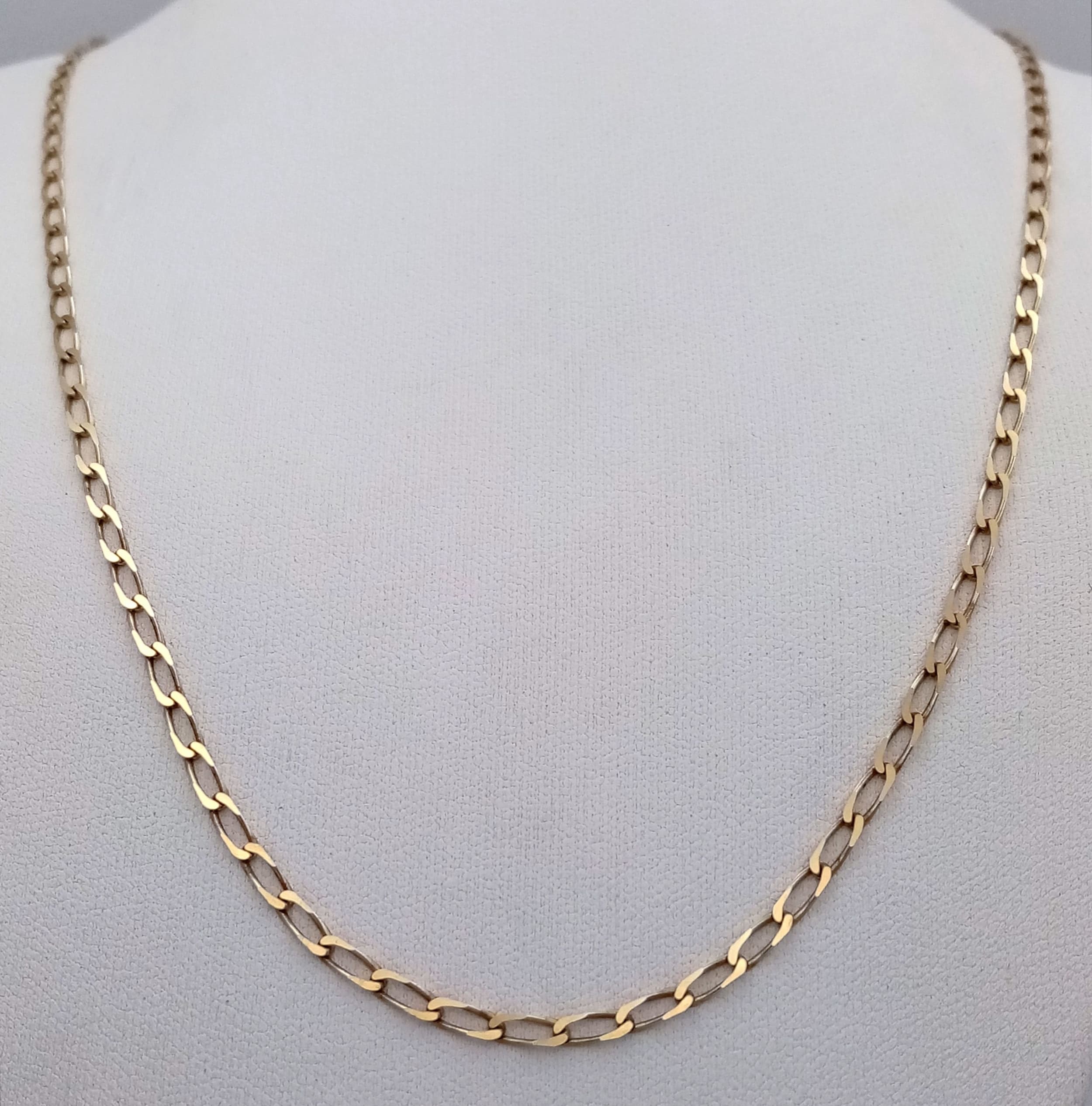 Classic 9 CARAT GOLD CHAIN LINK NECKLACE. Full UK hallmark. 3.8 Grams. 50 cm. Please see pictures.