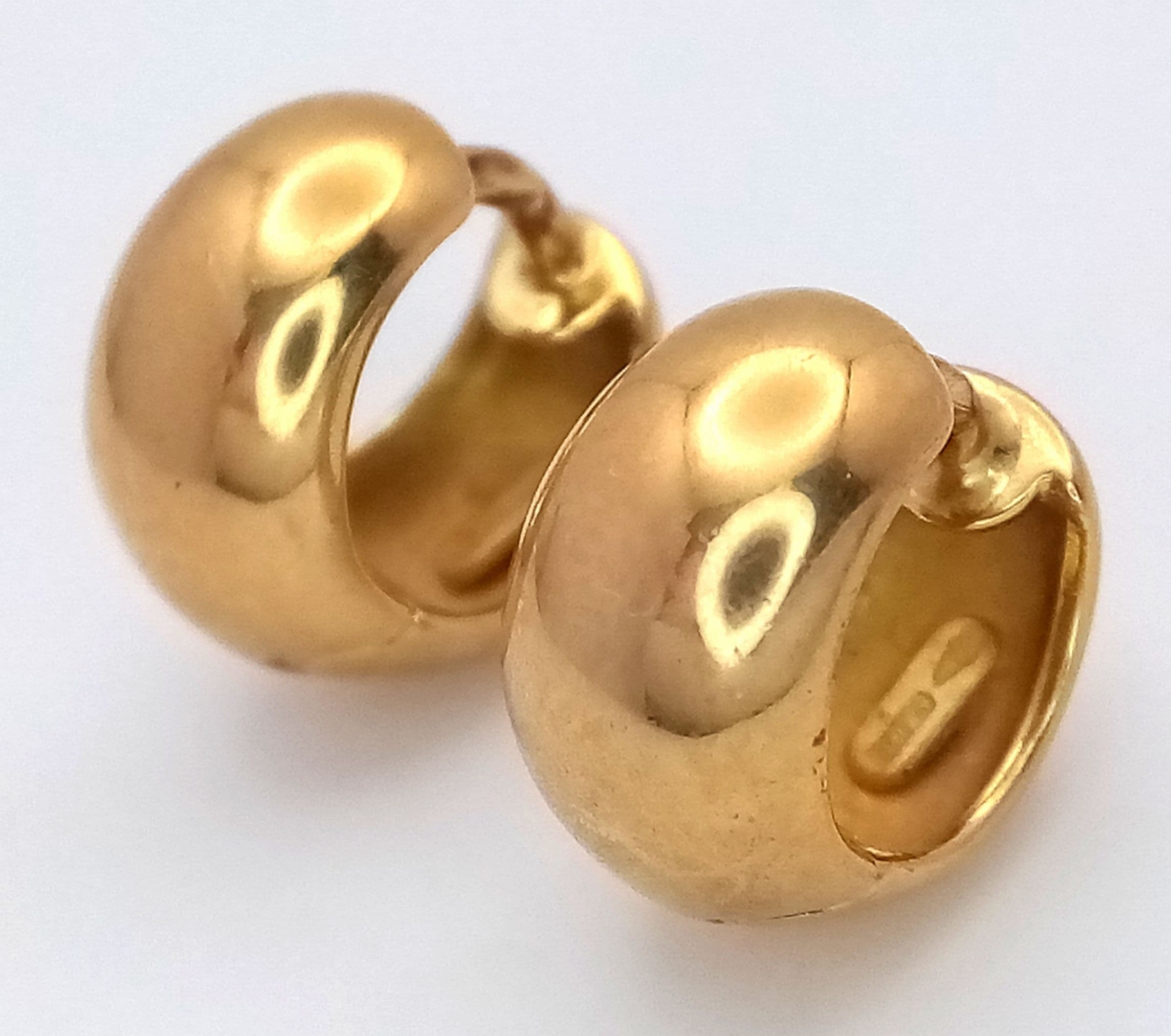 A LOVELY PAIR OF HUGGIE EARRINGS IN 18K GOLD . 6.4gms