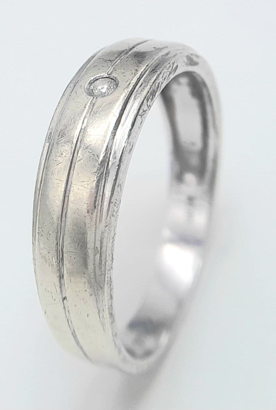 Attractive 9 CARAT WHITE and YELLOW GOLD BAND RING having DIAMOND Point Detail to top. Full UK hallmark. 4.2 Grams. Size U - V. Please see pictures.