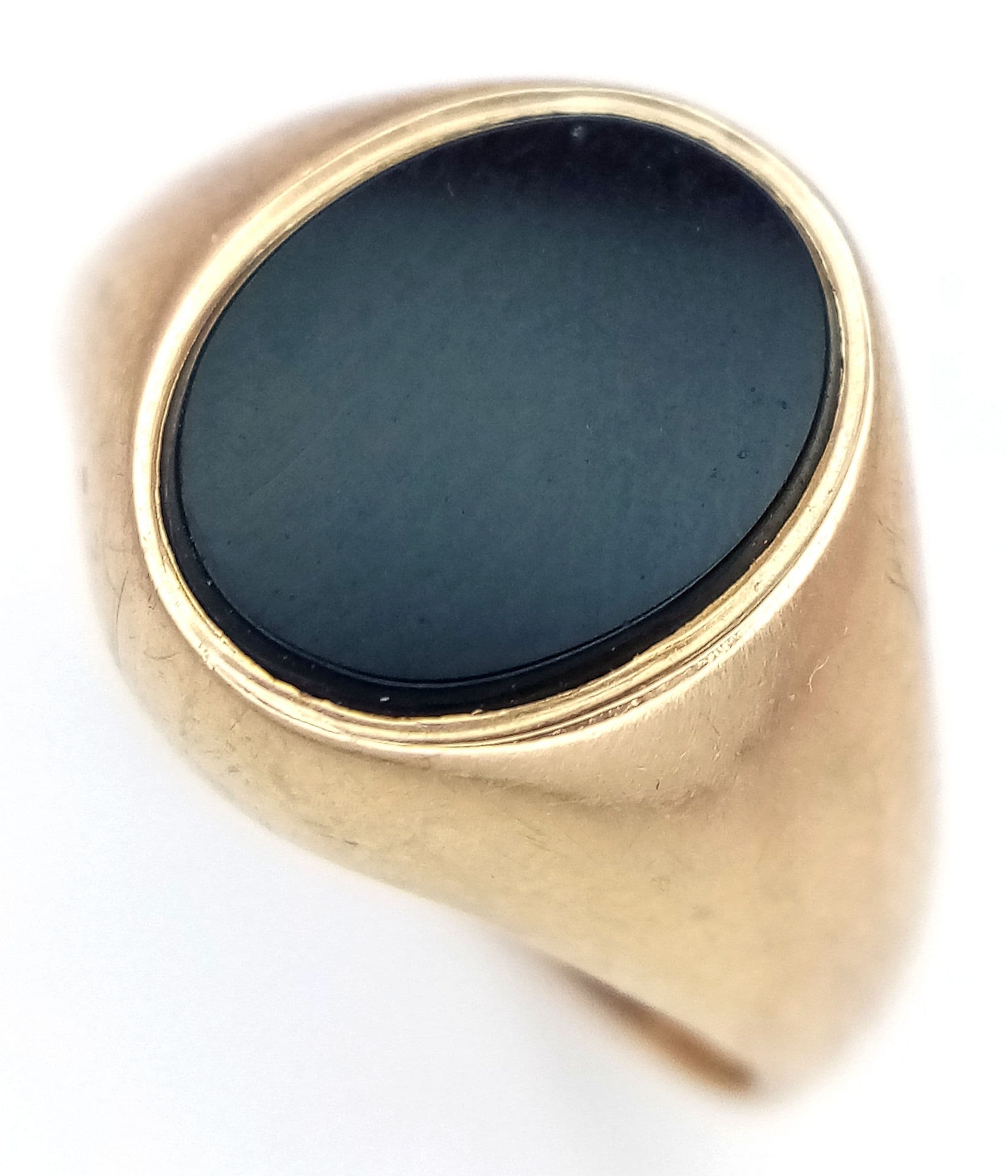 A 9K GOLD SIGNET RING WITH A BLACK ONYX FACE . 2.9gms size K