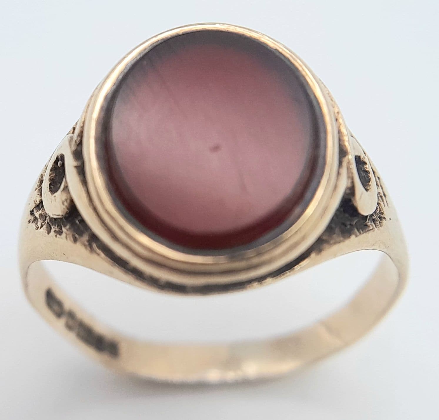 Gentleman’s Vintage 9 CARAT GOLD ‘CARNELIAN AGATE’ SIGNET RING. Full UK hallmark. 3.7 Grams. Size U 1/2 - V. Shank out of shape. Please see pictures.af.