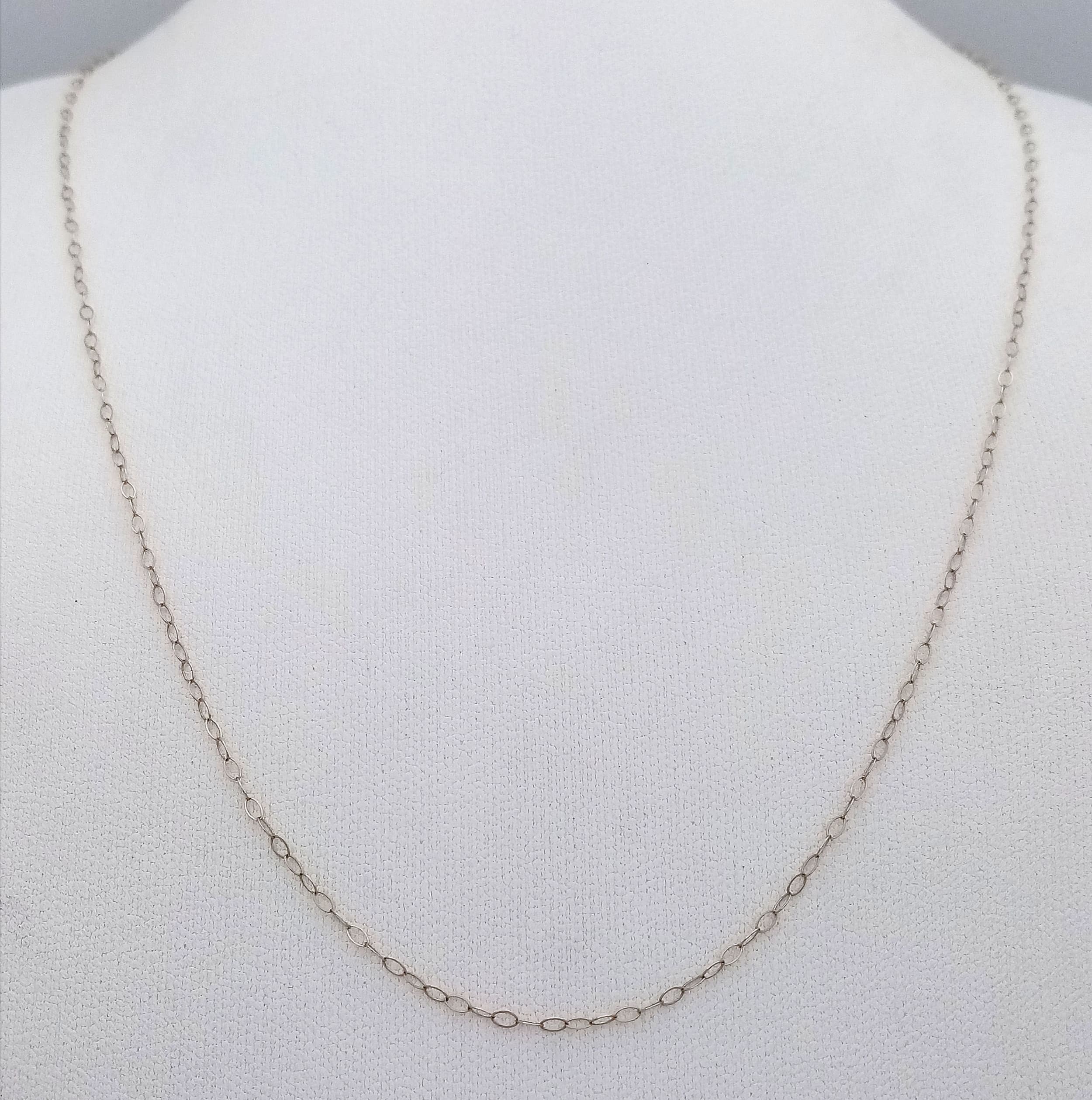 Traditional 9 CARAT GOLD FINE CHAIN NECKLACE. 0.4 Grams. Approx 41 cm. Please see pictures.