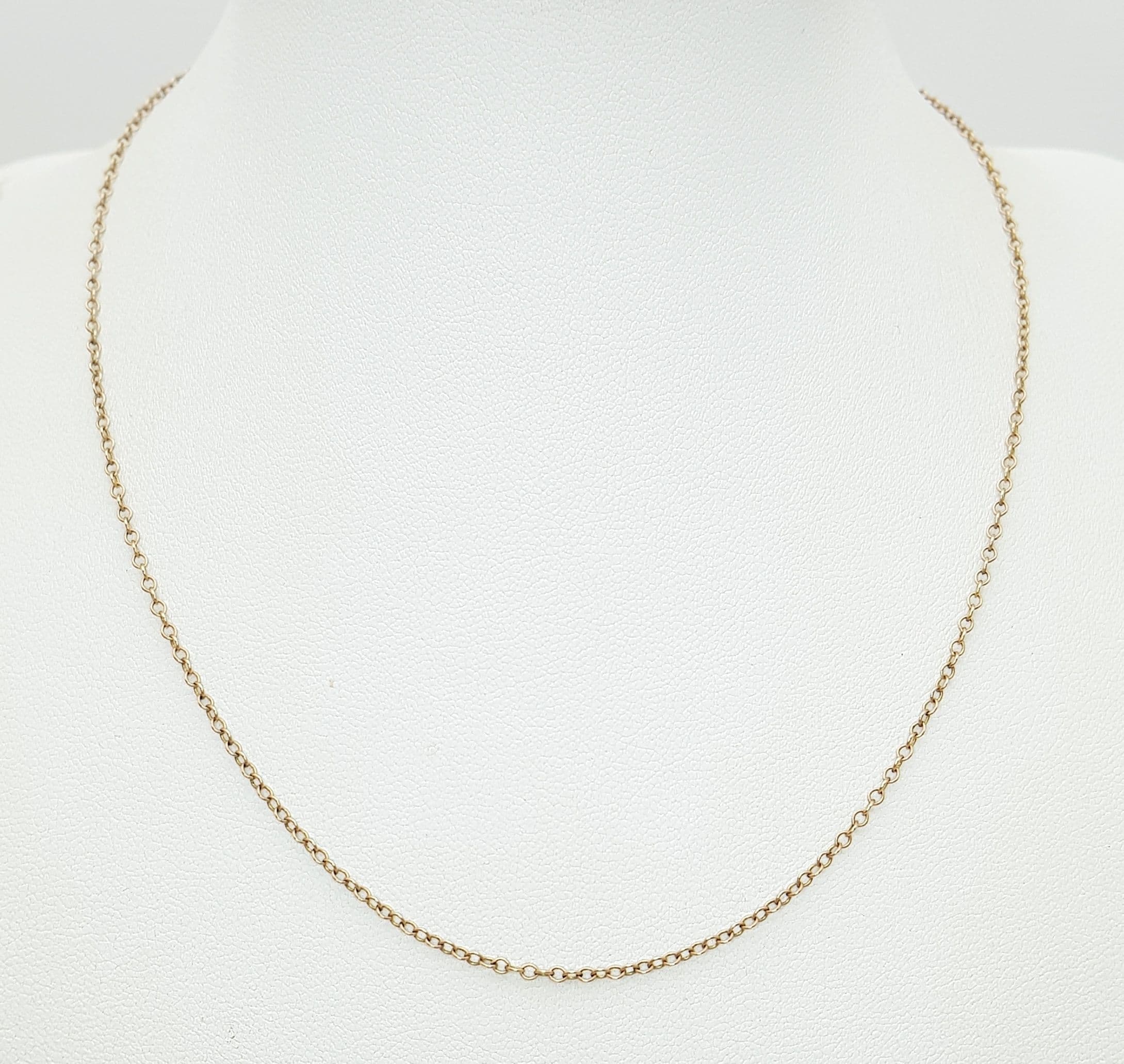 A 9K Yellow Gold Disappearing Necklace. 40cm. 1.6g.