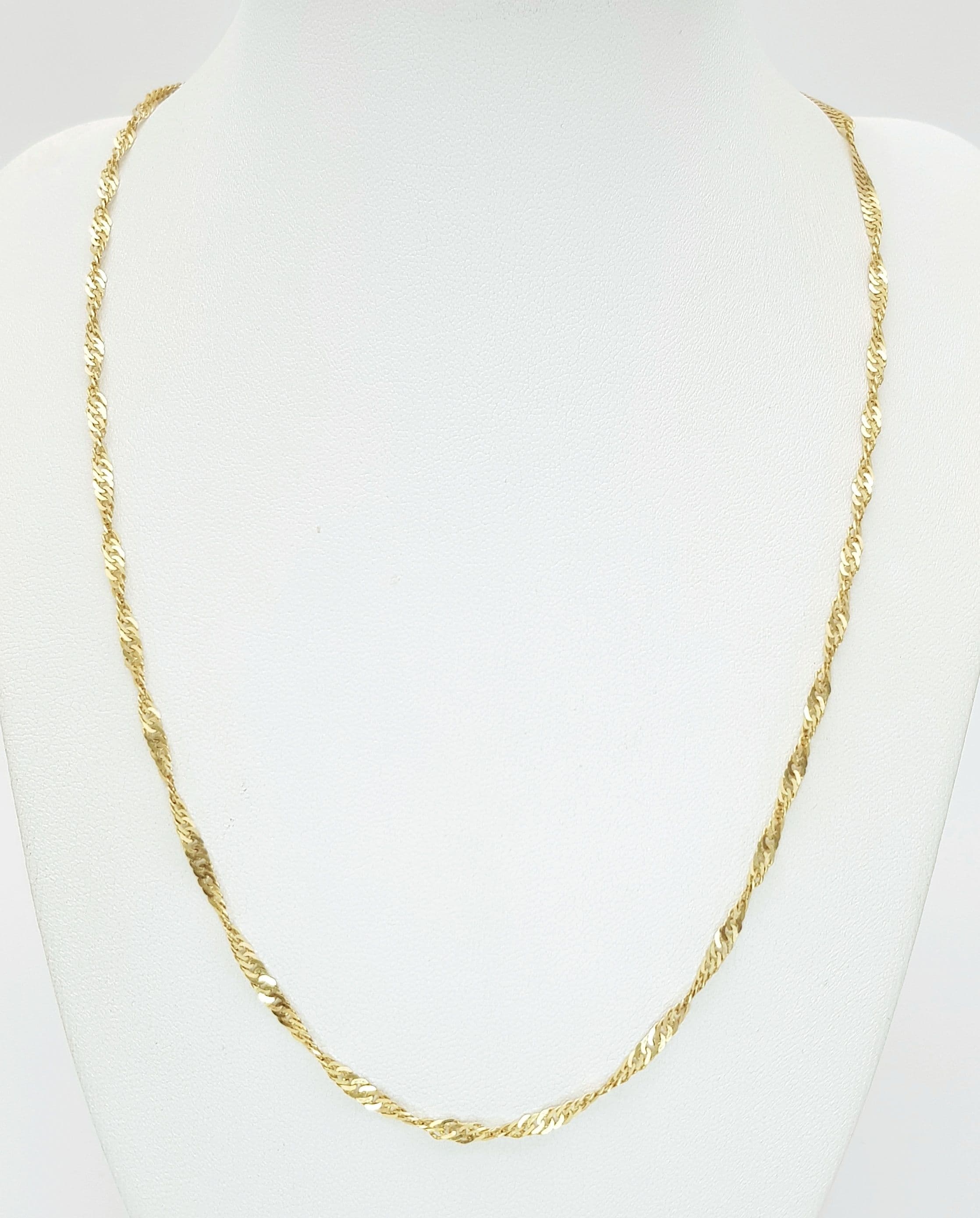 A 9K Yellow Gold Twisted Curb Link Chain Necklace. 50cm. 4.65g.
