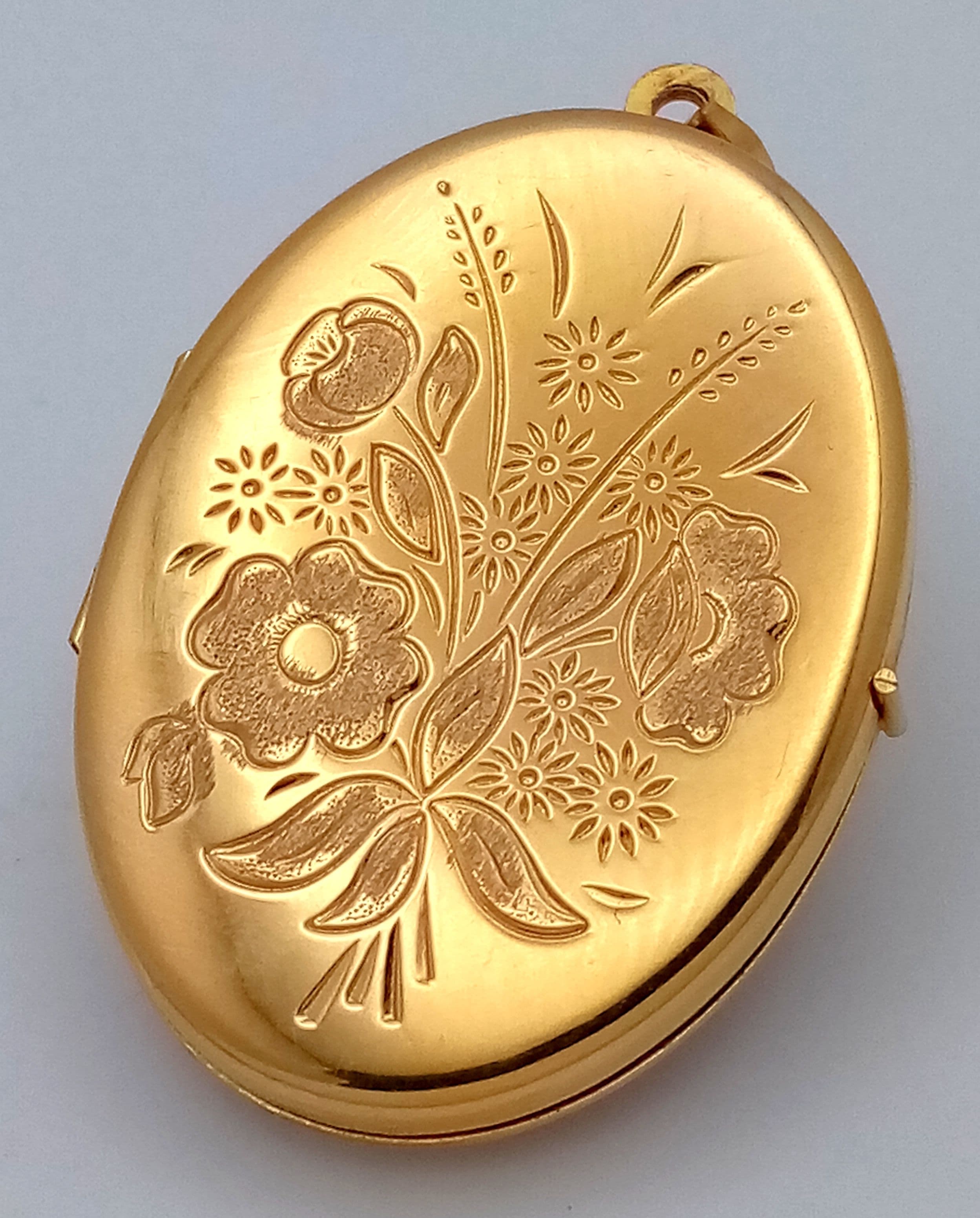 A BEAUTIFULLY ENGRAVED 9K GOLD LOCKET PENDANT . 6.5gms