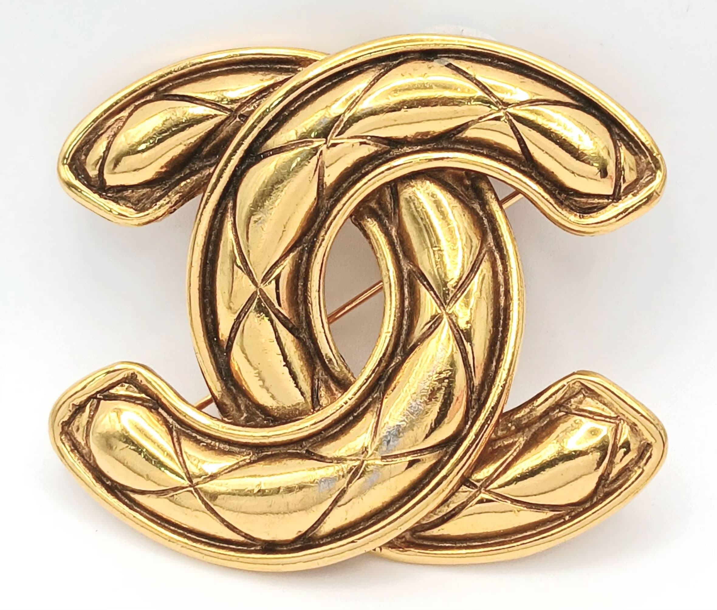 A Chanel gold-tone fashion brooch. In good condition. Ref: 28693