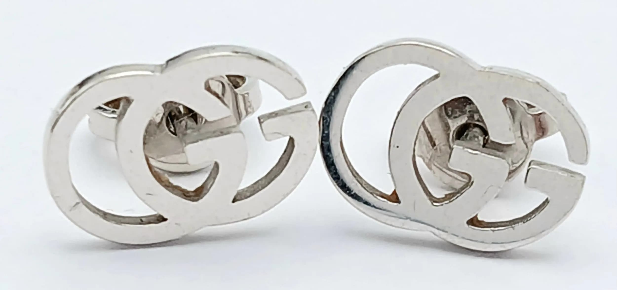 A PAIR OF GUCCI, GG, 18K WHITE GOLD, STUD EARRINGS. 1.9G. TAN 5004