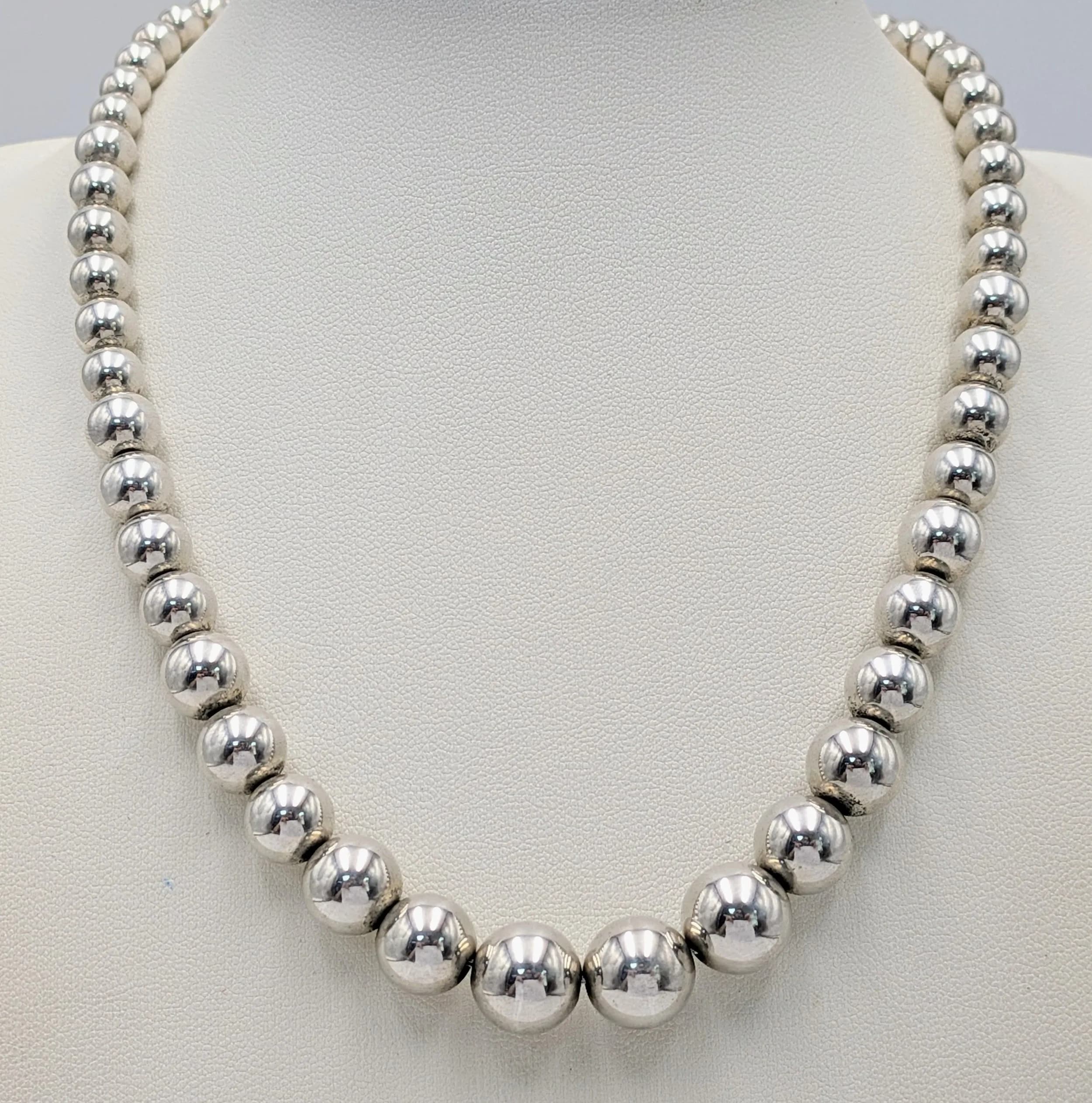 A TIFFANY AND CO, STERLING SILVER, HARDWEAR, GRADUATED BALL NECKLACE. RRP �750. 27.6G. TREV SIL 5003