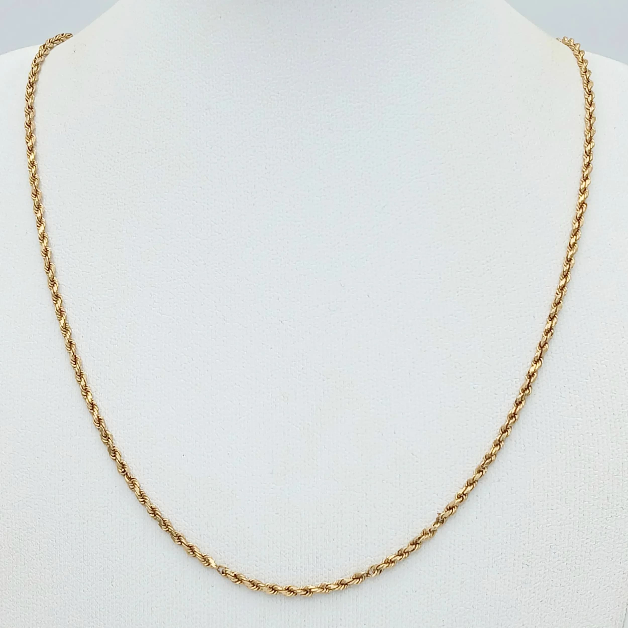 A 14K GOLD ROPE TWIST NECKLACE CHAIN WITH SAFETY CATCH . 5.8gms 43cms