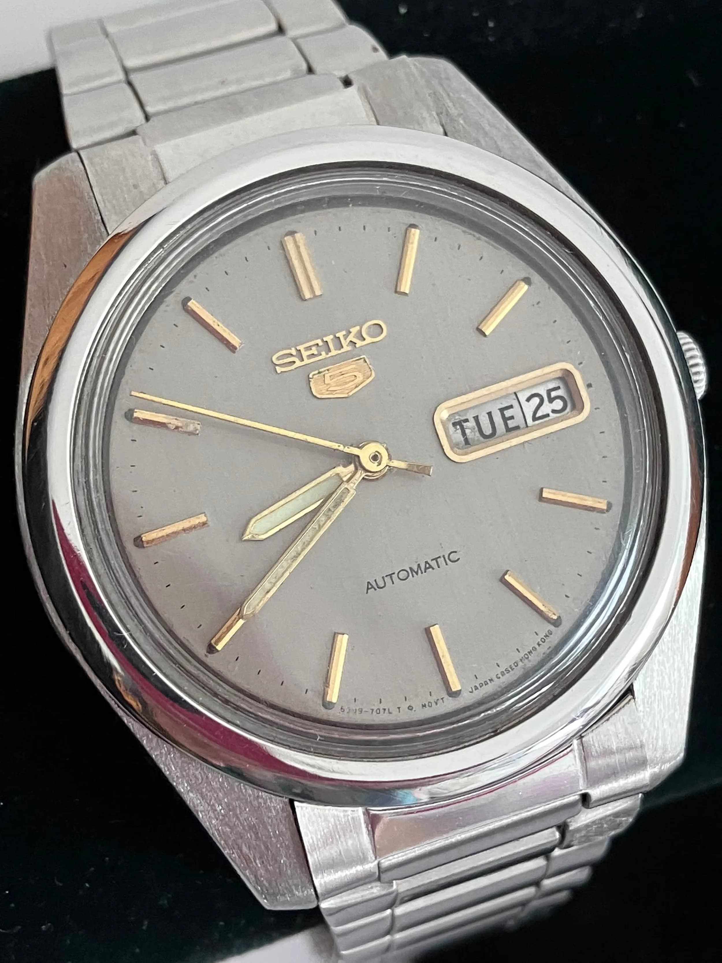 Gentleman’s Vintage SEIKO 5 AUTOMATIC WRISTWATCH. Day/Date Model 331029. Full working order. Please see pictures.
