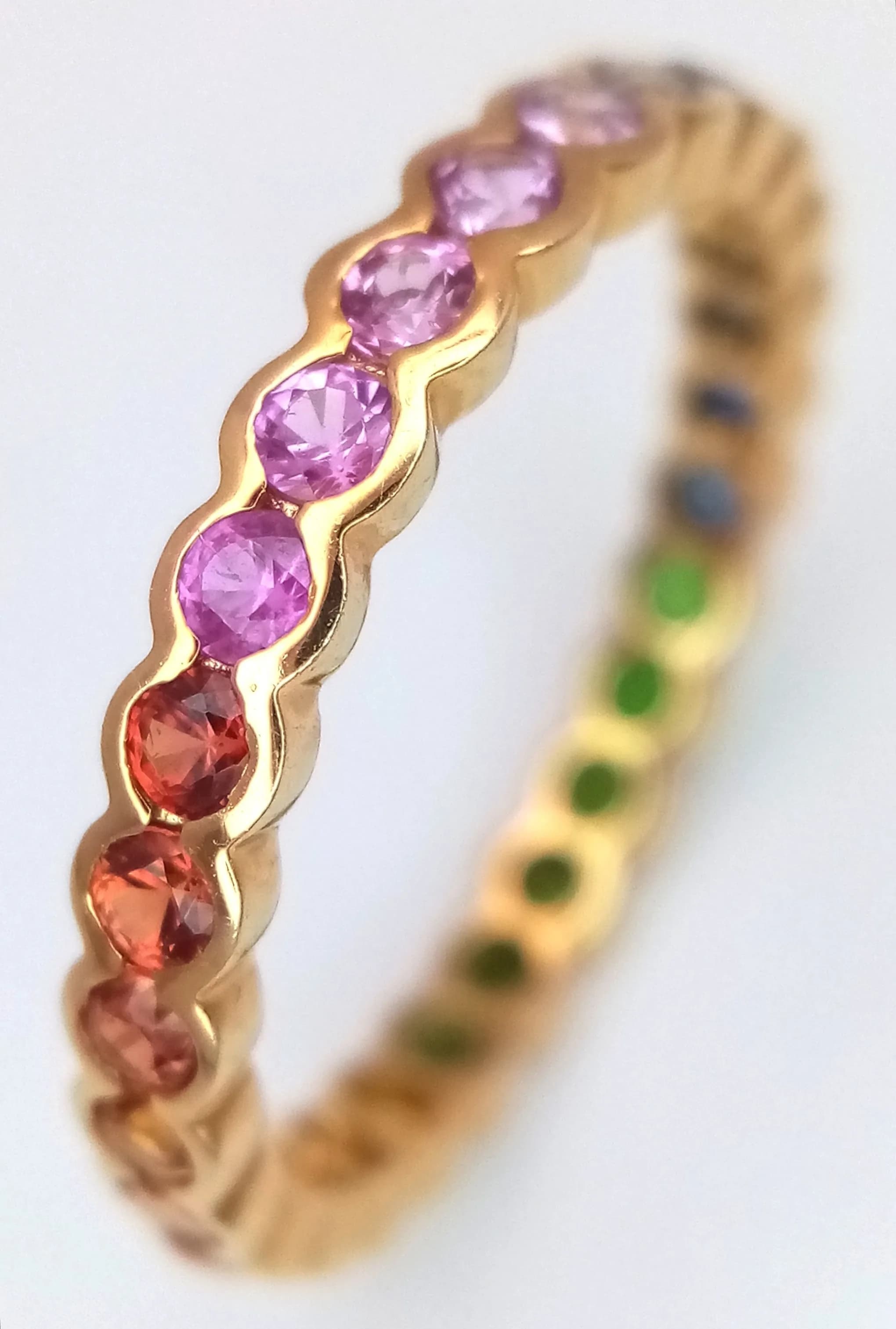 AN 18K YELLOW GOLD, MULTI COLOUR GEM SET, BAND RING. 2.1G, SIZE N. SSPA 5004