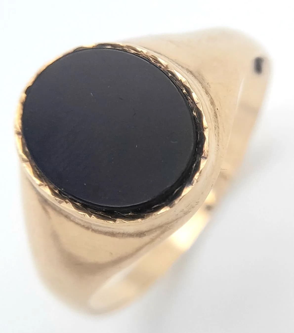 Gentleman’s Traditional Vintage 9 CARAT GOLD BLACK ONYX RING. 2.7 Grams. Size T 1/2. Signs of use. Please see pictures.
