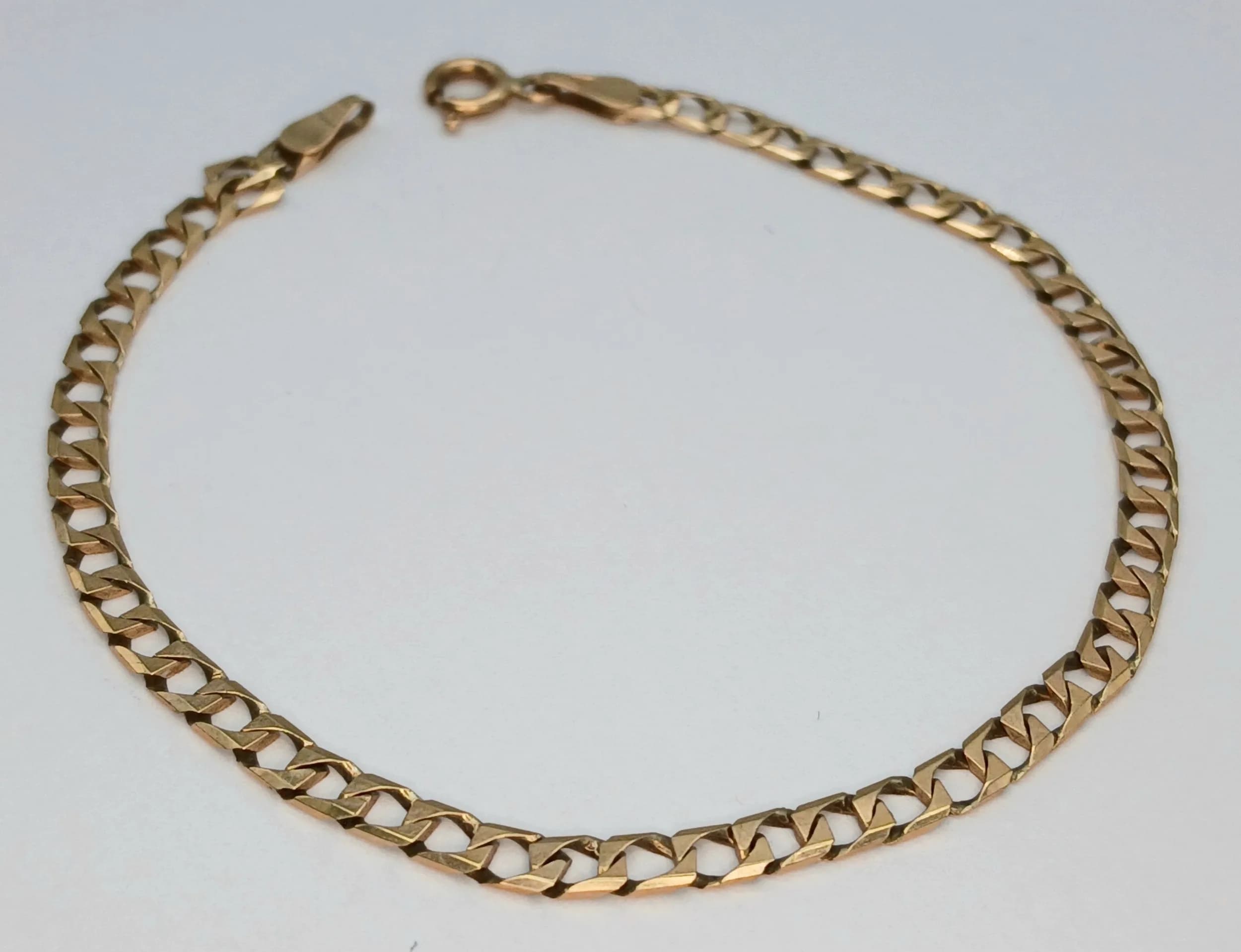 Attractive 9 CARAT GOLD CURB CHAIN BRACELET. Full UK hallmark. 2.4 Grams. Approx 19 cm. Please see pictures.