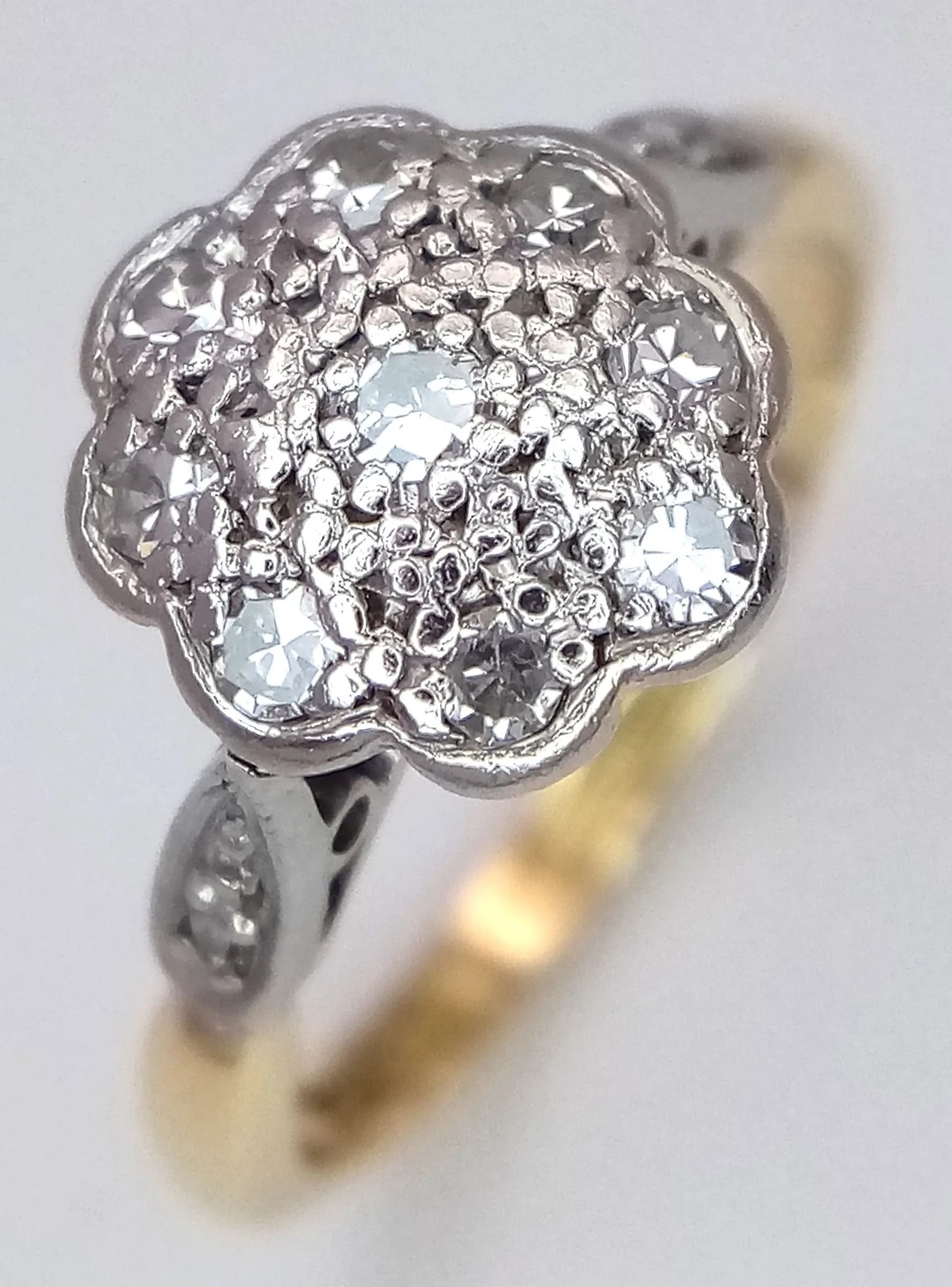 AN 18K YELLOW GOLD AND PLATINUM, VINTAGE, OLD CUT DIAMOND SET, DAISY STYLE RING. 2.5G, SIZE I. SC 5095