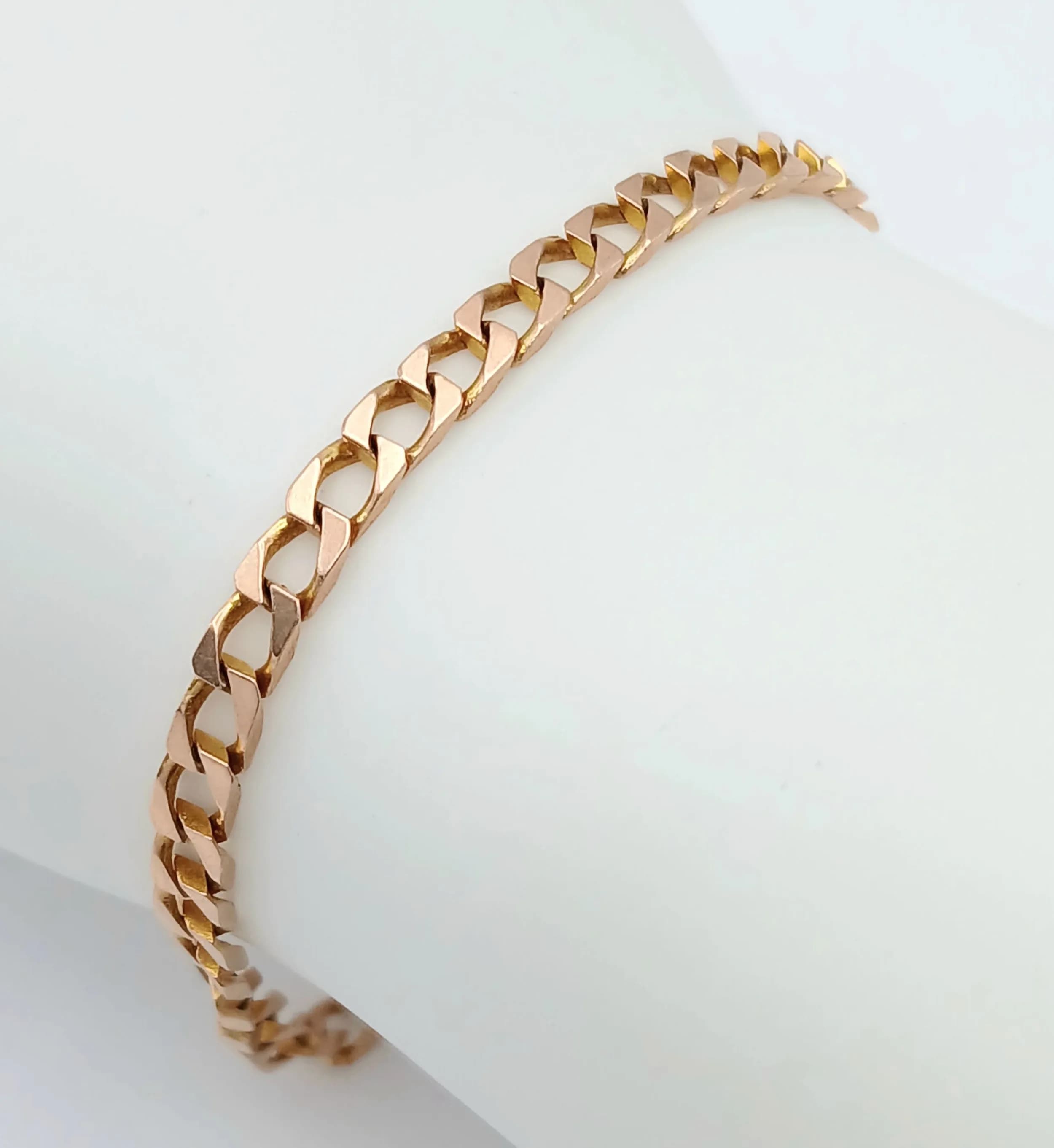 A 9K ROSEGOLD CURB LINK BRACELET . 4.2gms 19cms