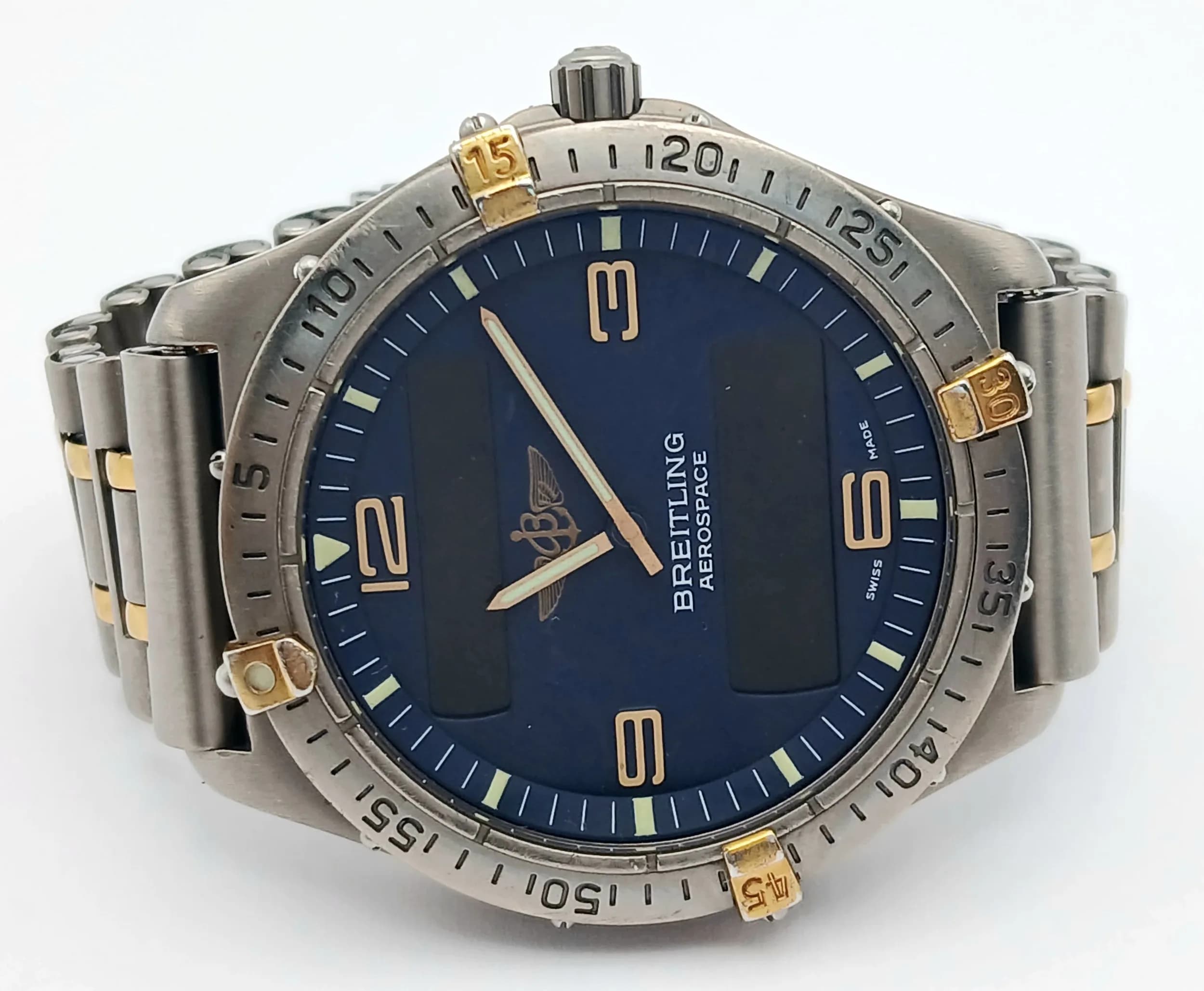 A Breitling Aerospace Quartz Gents Watch. Titanium bracelet and 40mm case with gilded accents. Blue dial with two sub dials. Rotating bezel. Comes with spare links, pouch and booklet. Unfortunately not currently working due to a movement issue, so as found.