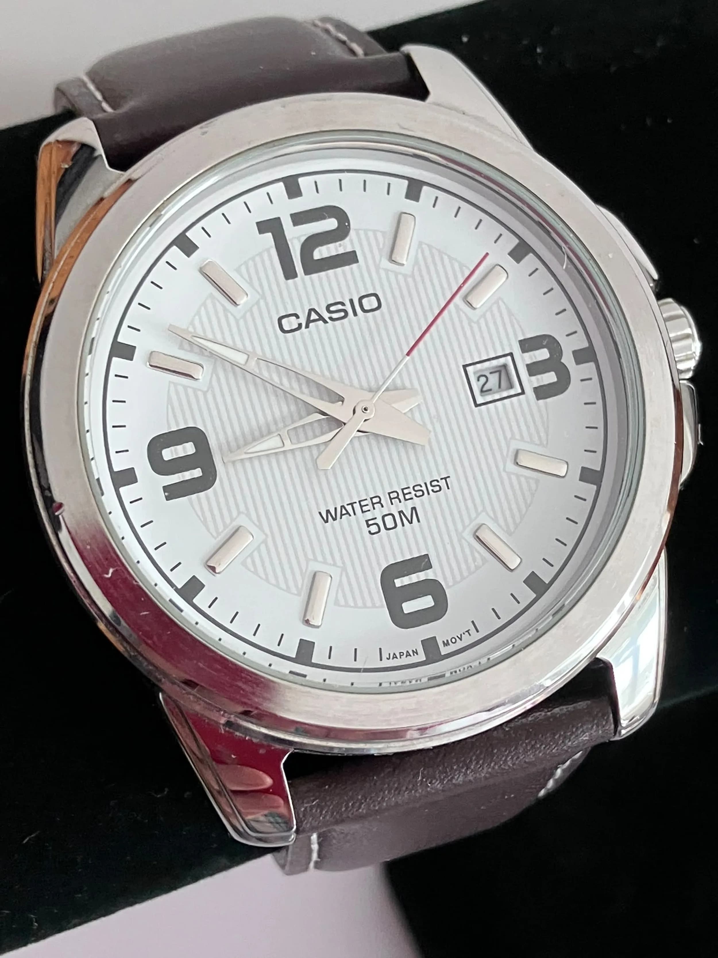 Gentleman’s CASIO Quartz WRISTWATCH. Finished in Stainless Steel with large (40 mm) White Dial. Date Window. Sweeping Red Second Hand. Brown Leather Strap. Full working order. Excellent condition. Please see pictures.