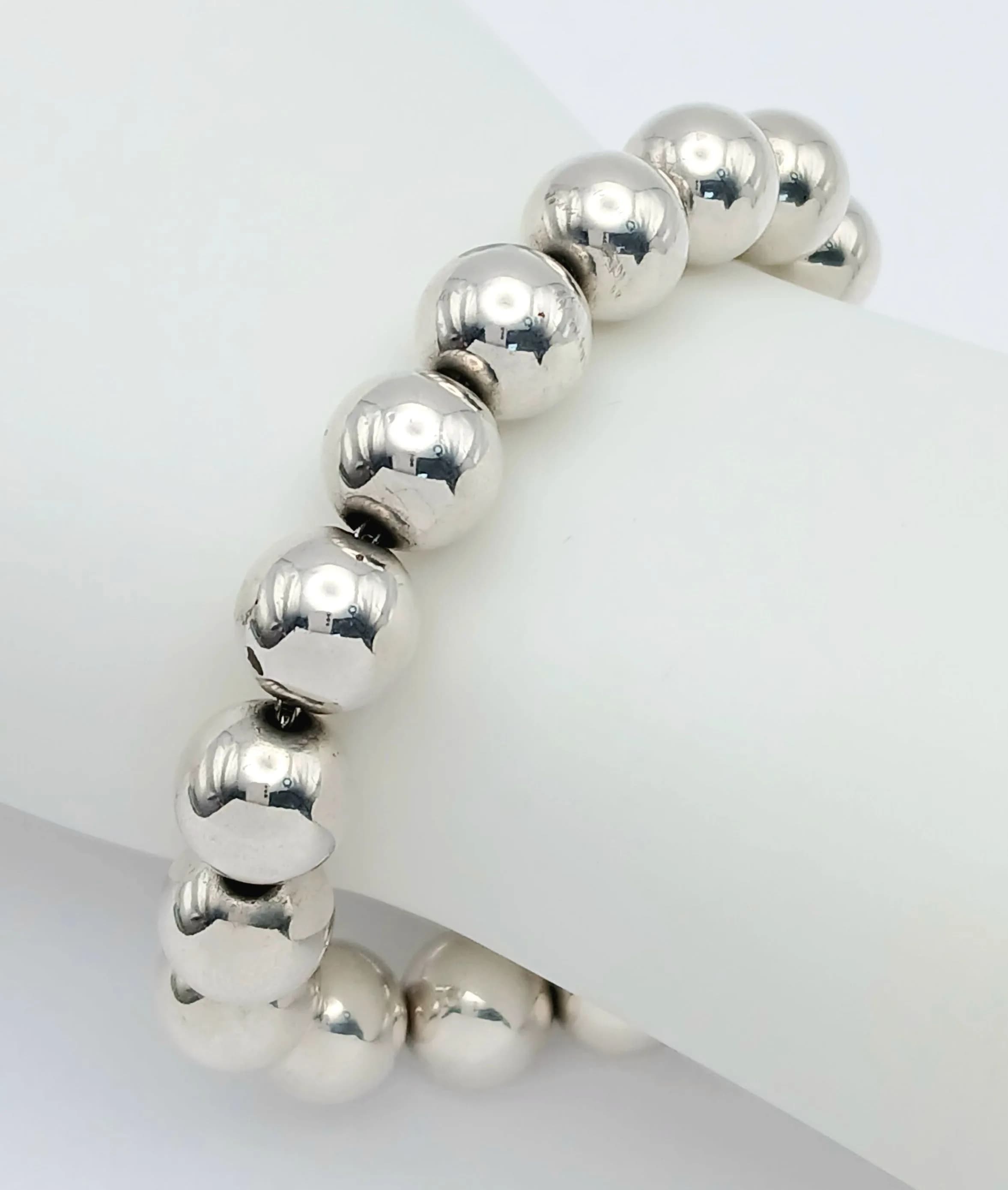 A TIFFANY AND CO, STERLING SILVER, HARDWEAR, GRADUATED BALL BRACELET. RRP �670. 17.8G. TREV SIL 5002