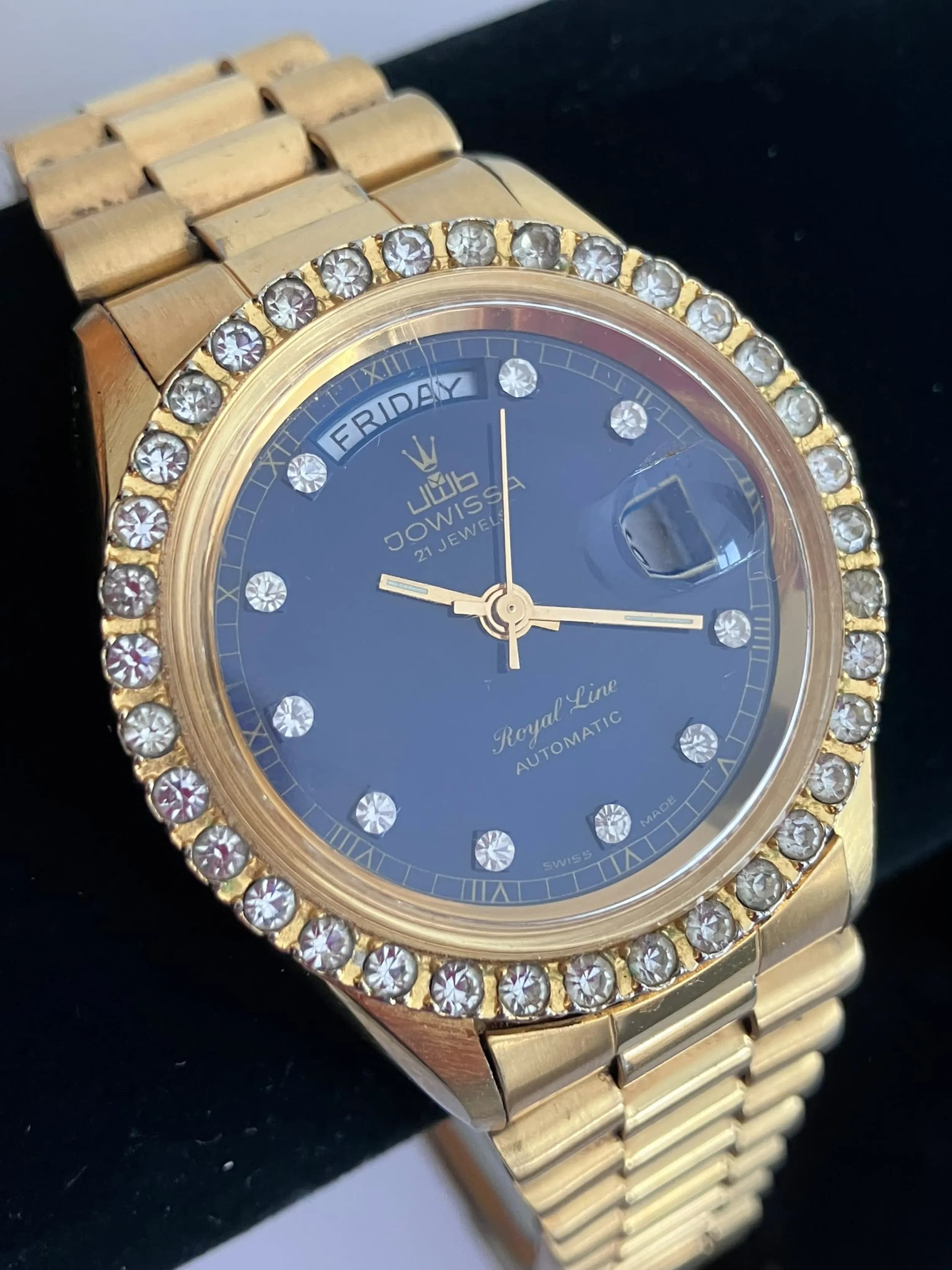 Gentleman’s Vintage ‘JOWLISSA’ AUTOMATIC WRISTWATCH. 21 JEWELS. Jewelled Bezel. Finished in Gold Tone Stainless Steel . Black Face with Day and Date Windows. Exceptional Movement. Light scratch on glass otherwise excellent condition. Please see pictures.