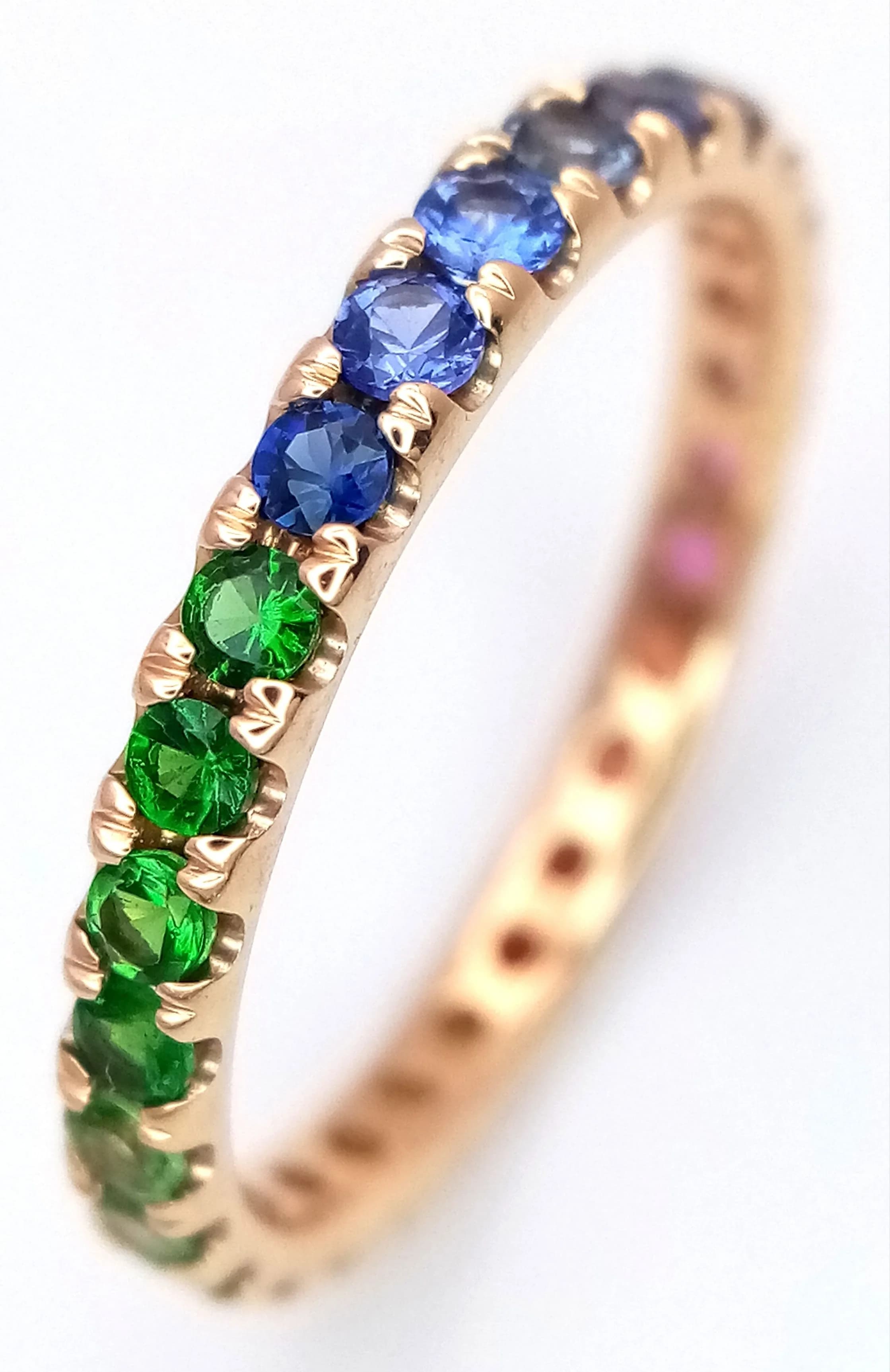 AN 18K ROSE GOLD, MULTI COLOUR GEM SET, BAND RING. 1.8G, SIZE N. SSPA 5003